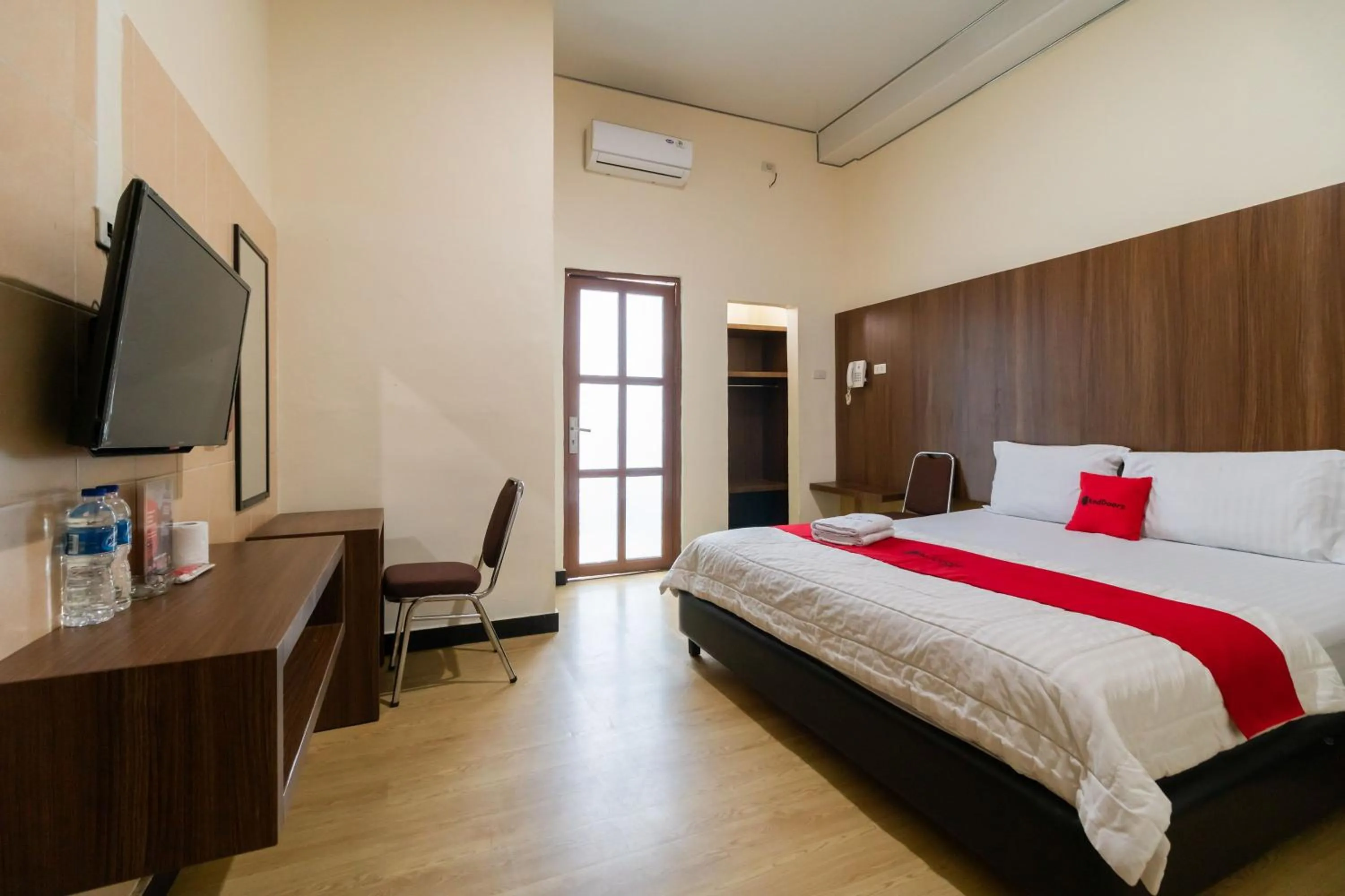 Bedroom, Bed in RedDoorz Plus near Ramayana Pematangsiantar