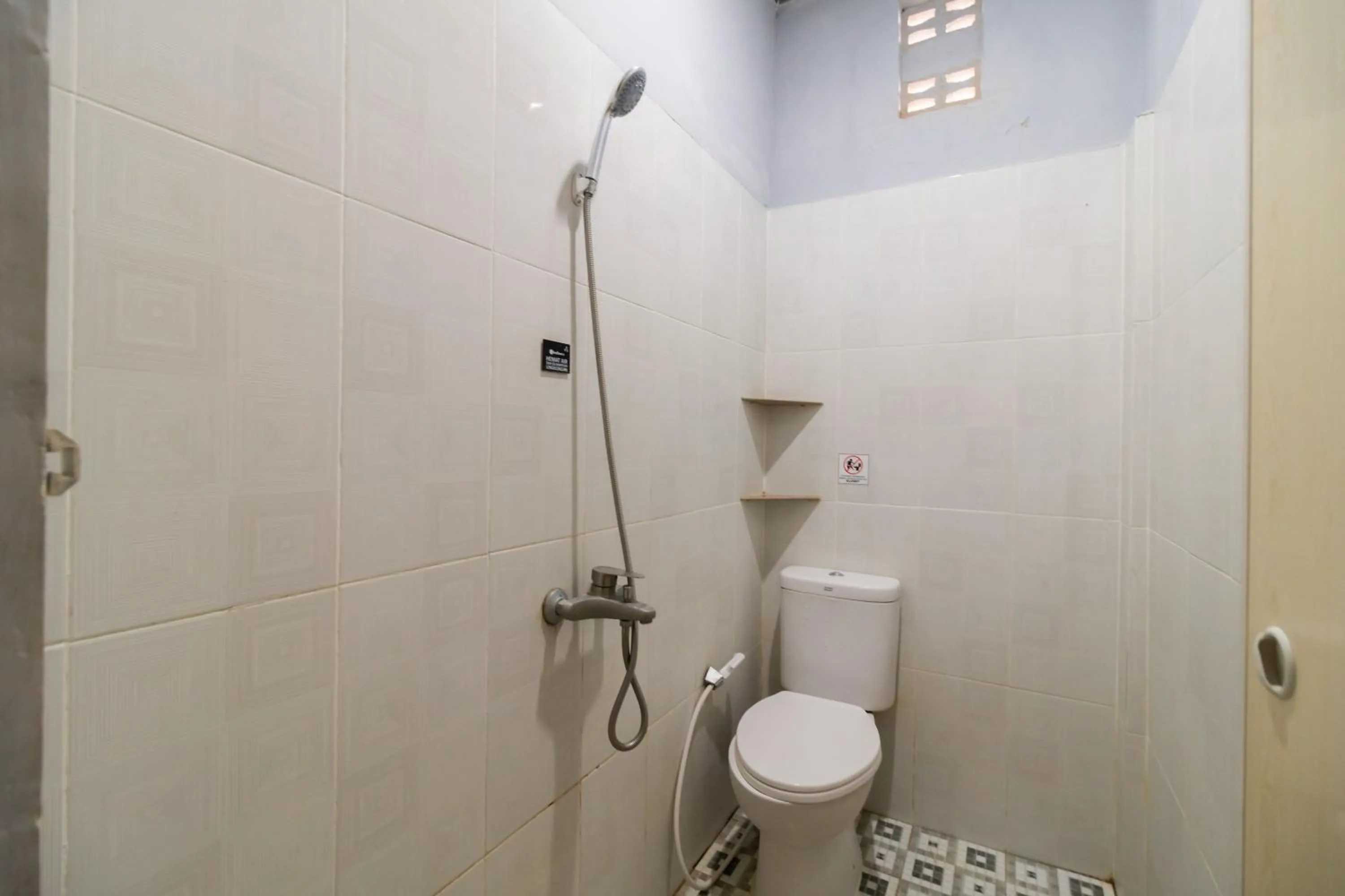 Bathroom in RedDoorz Plus near Ramayana Pematangsiantar