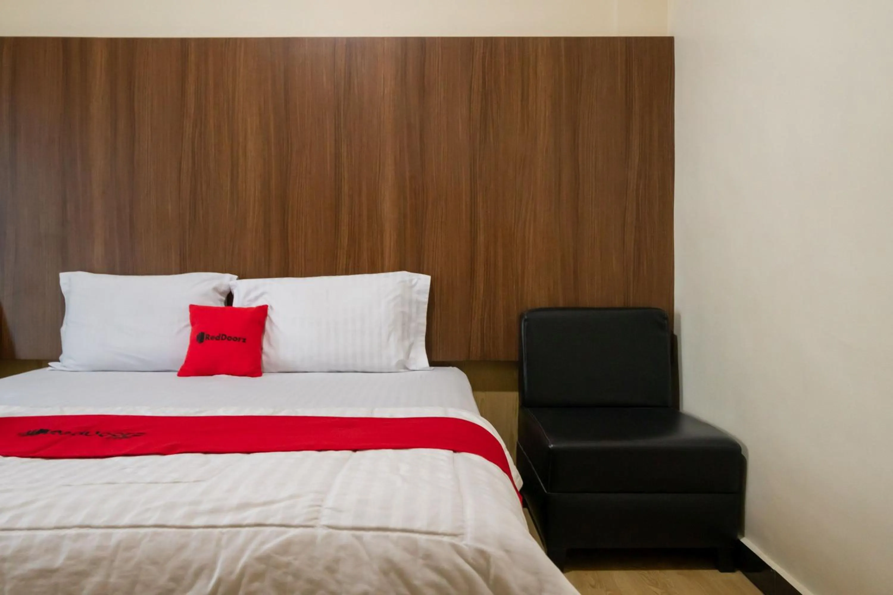 Bedroom, Bed in RedDoorz Plus near Ramayana Pematangsiantar
