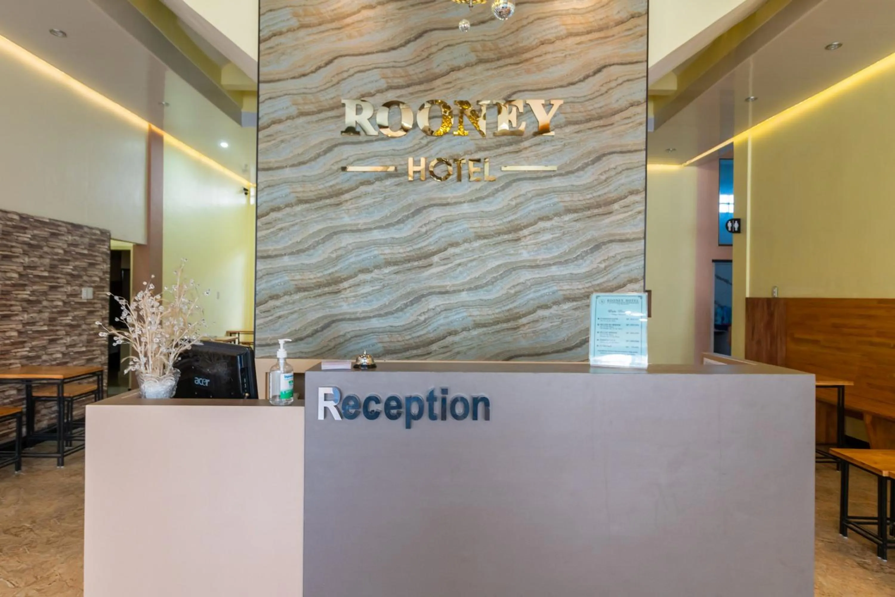 Lobby or reception in RedDoorz Plus near Ramayana Pematangsiantar