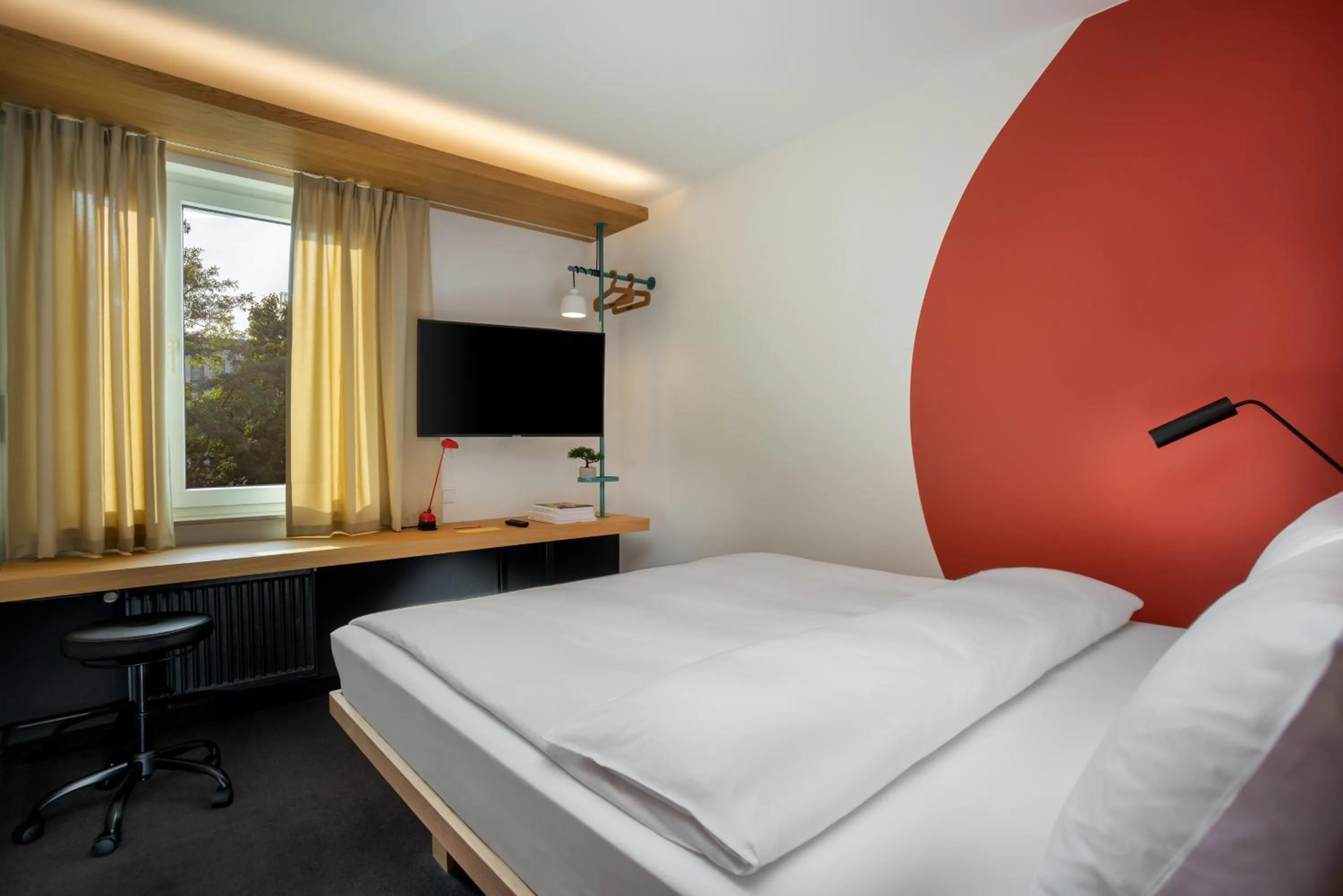 Photo of the whole room, Bed in Greet hotel Darmstadt - an Accor hotel -