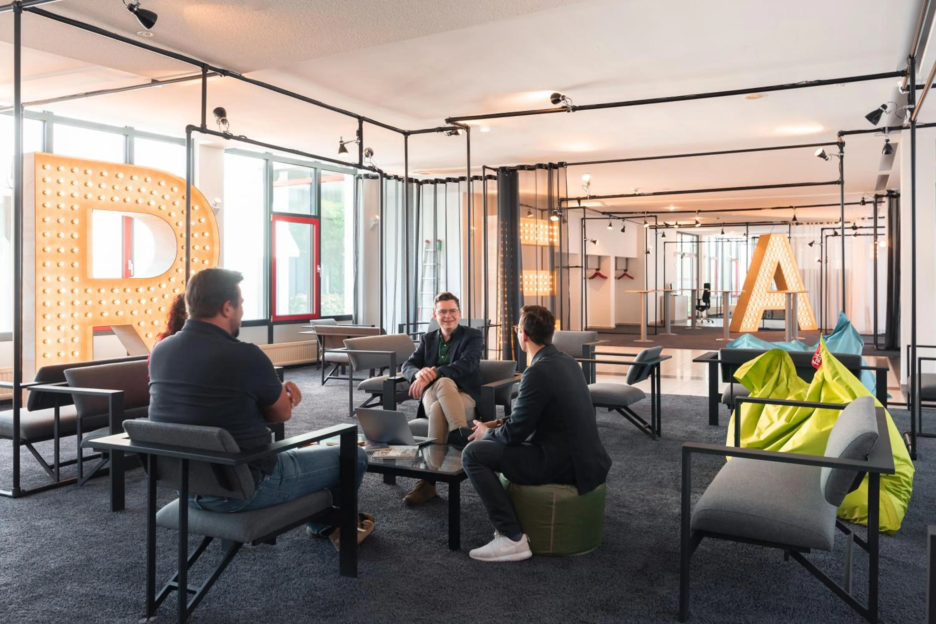 Communal lounge/ TV room in Greet hotel Darmstadt - an Accor hotel -