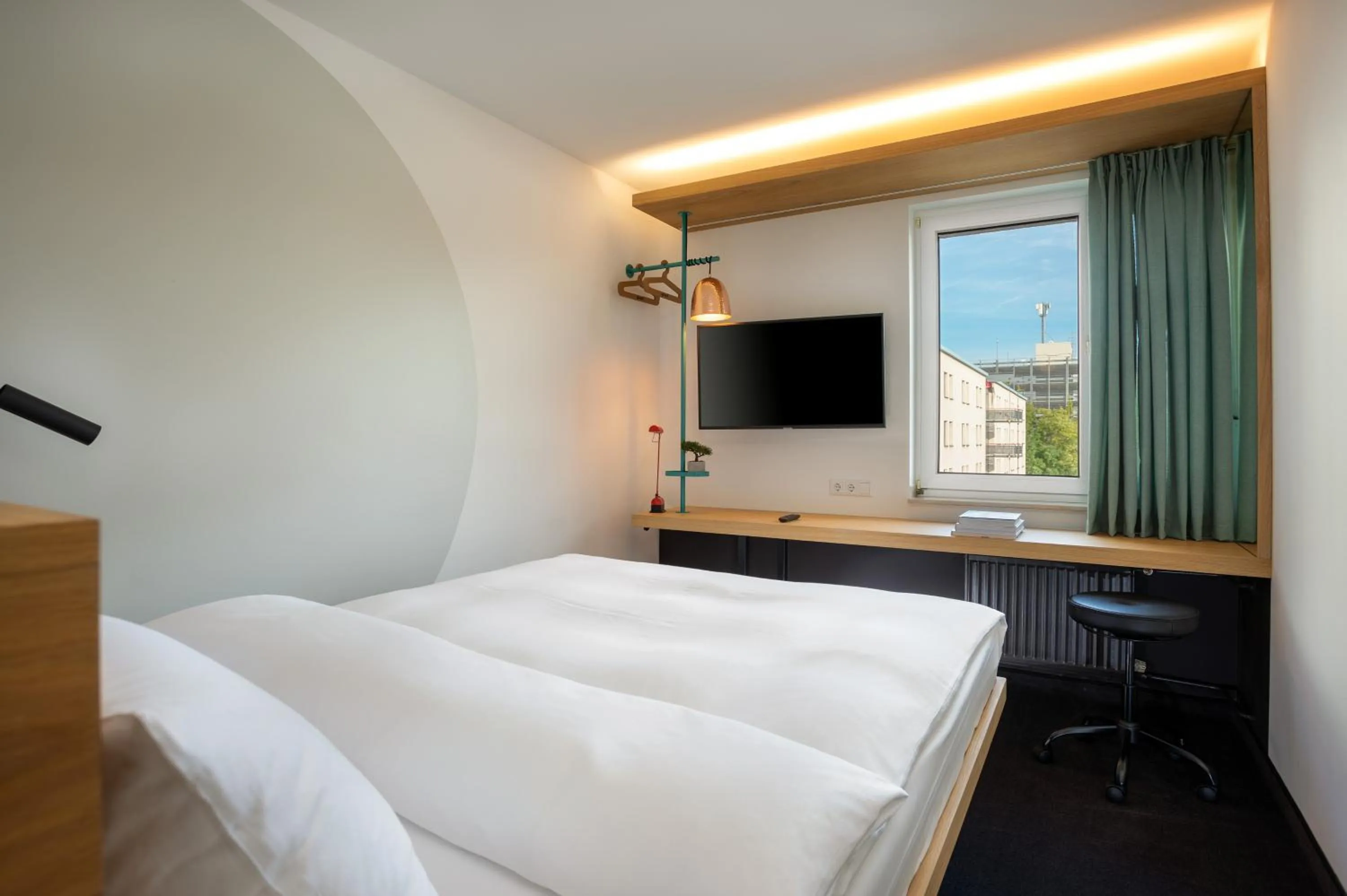 Photo of the whole room, Bed in Greet hotel Darmstadt - an Accor hotel -
