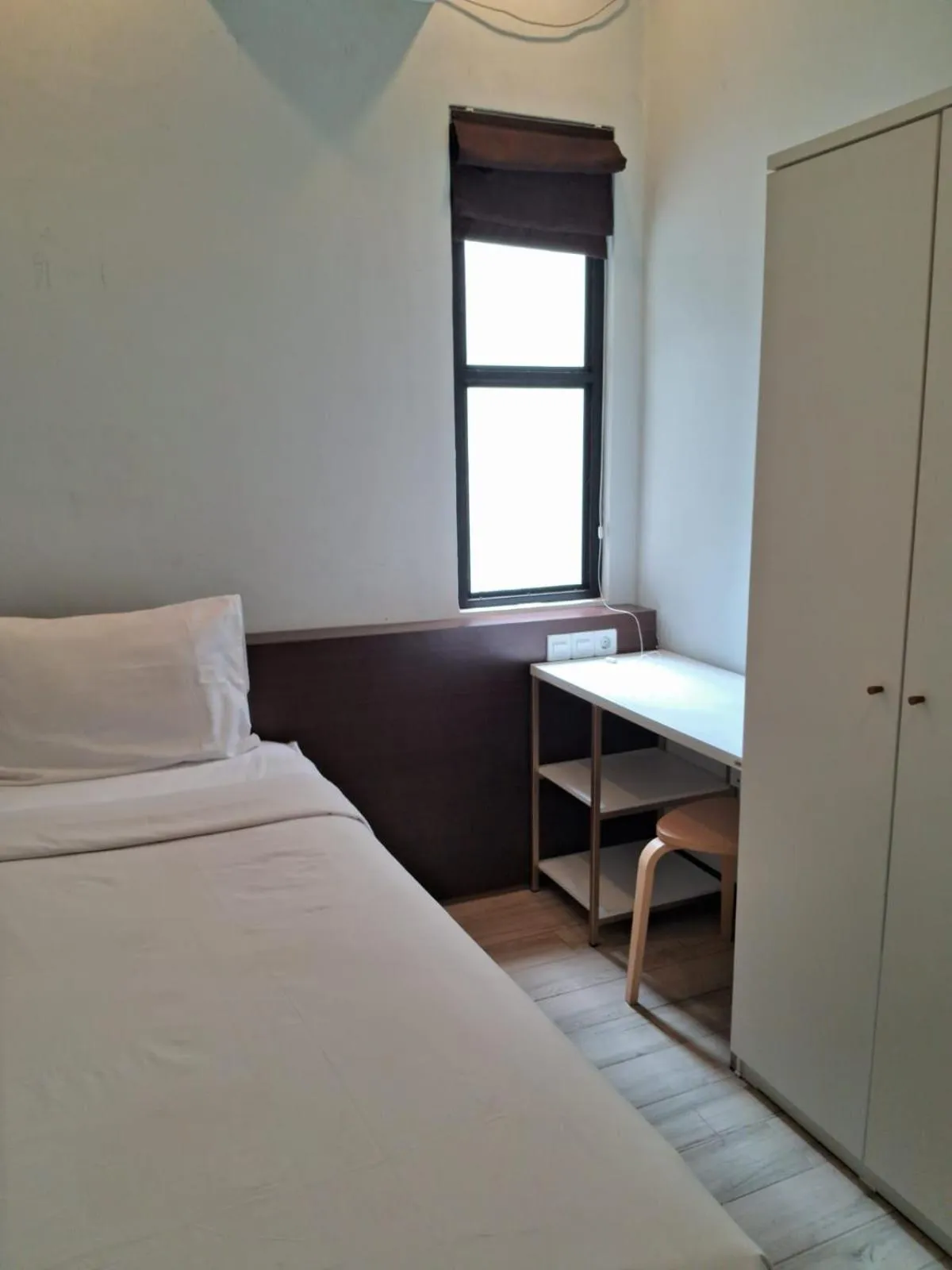 Bedroom, Bed in Circle One