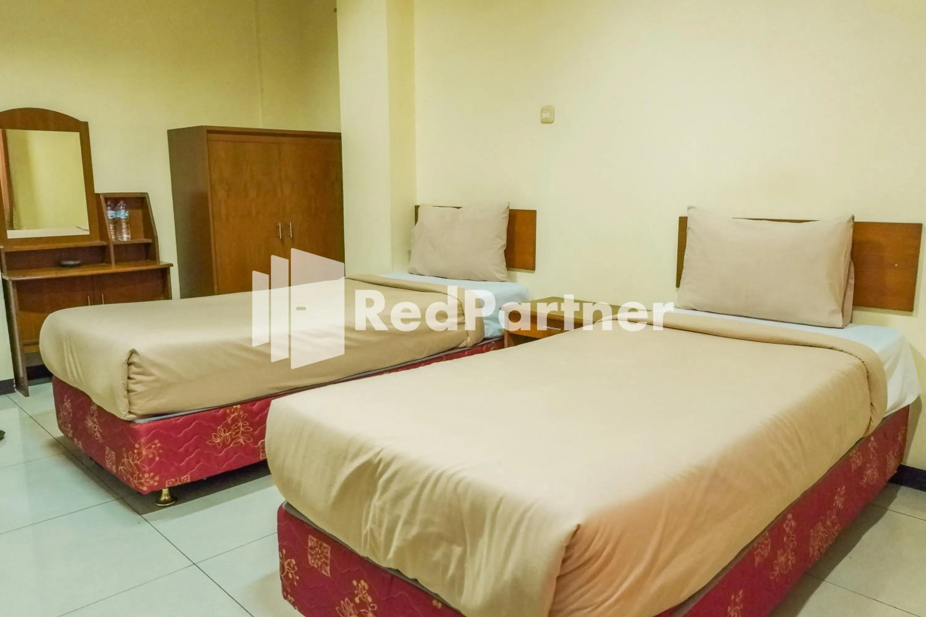 Bed in Grand Kembar Hotel Mitra RedDoorz