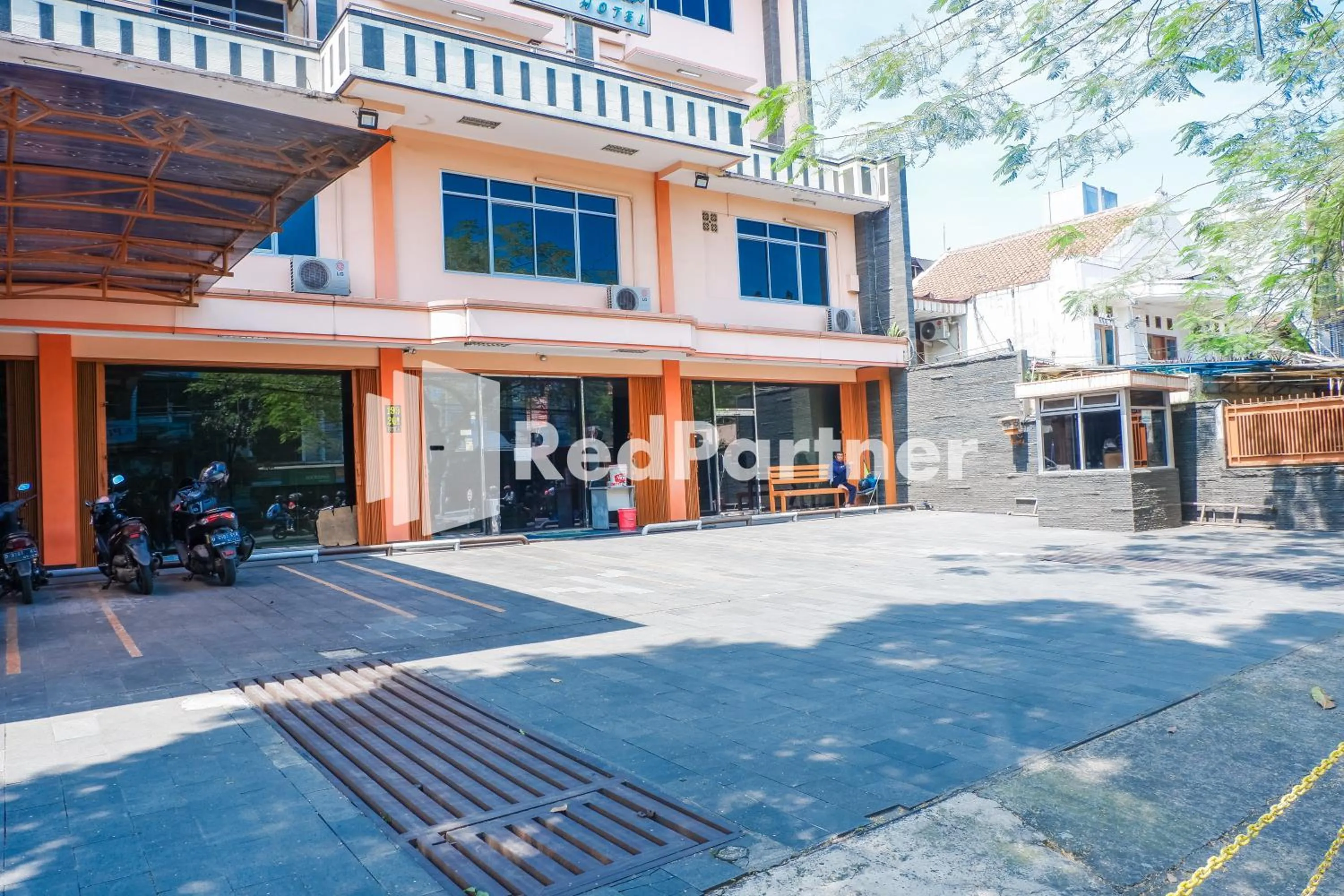 Property building in Grand Kembar Hotel Mitra RedDoorz