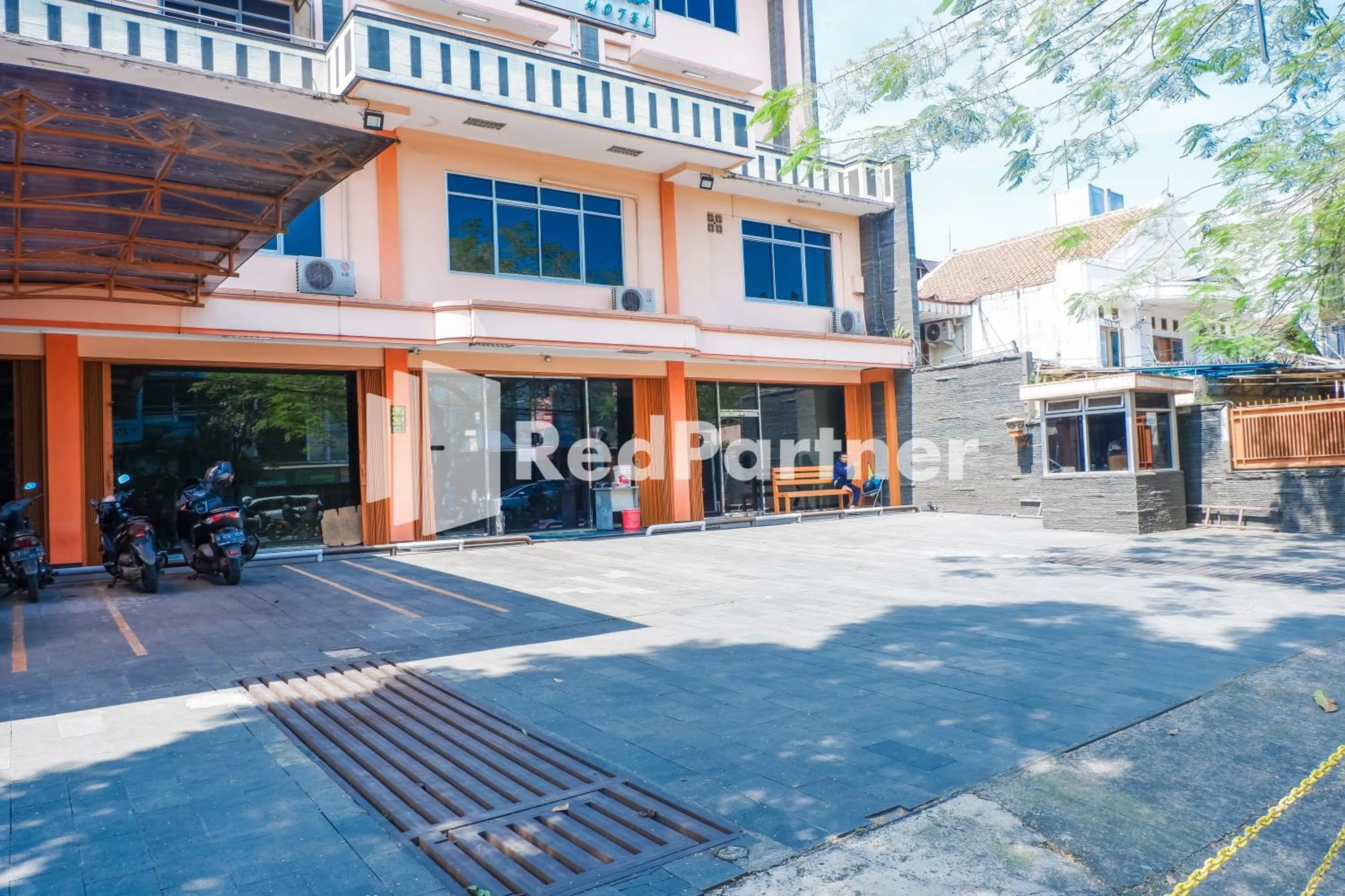 Facade/entrance in Grand Kembar Hotel Mitra RedDoorz