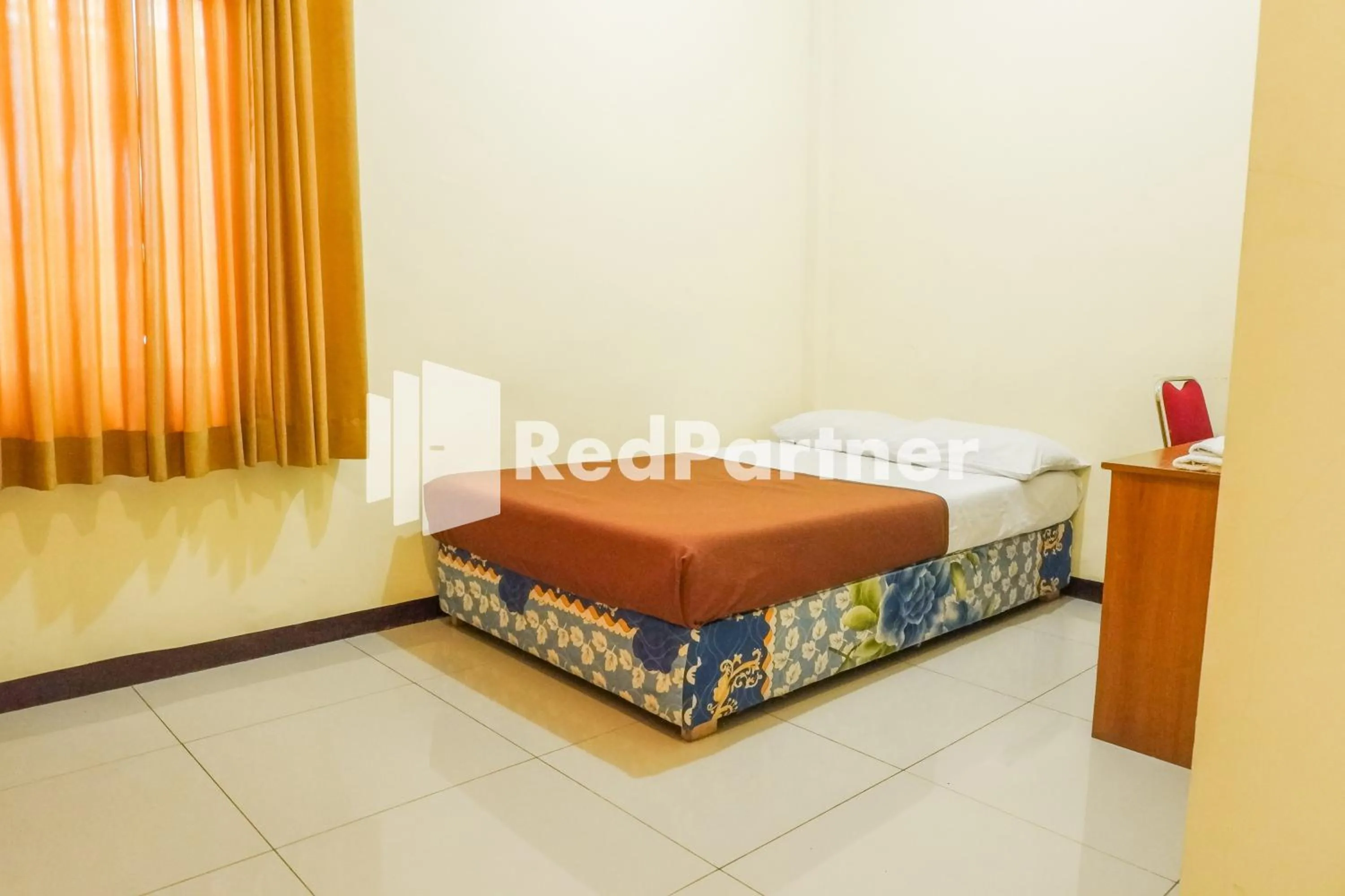 Bed in Grand Kembar Hotel Mitra RedDoorz