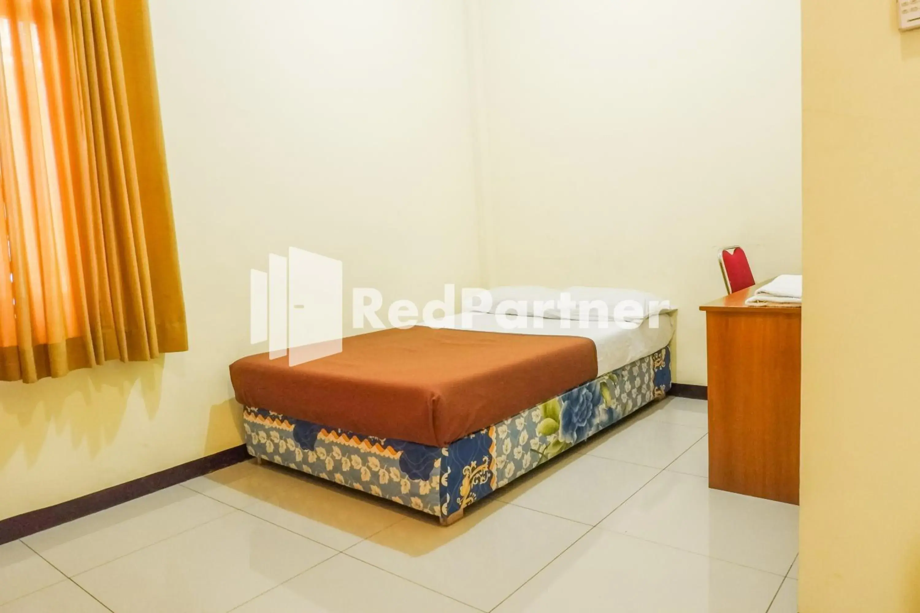 Standard Double Room in Grand Kembar Hotel Mitra RedDoorz Standard Double Room in Grand Kembar Hotel Mitra RedDoorz