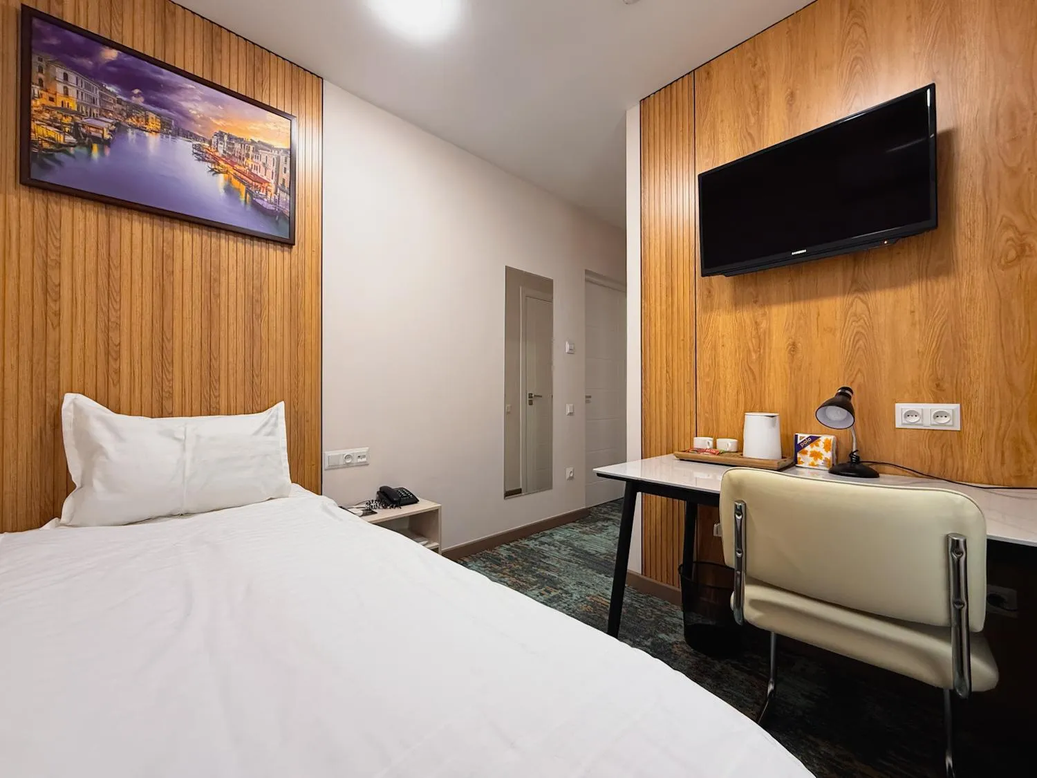 Communal lounge/ TV room, Bed in Musafir Hotel