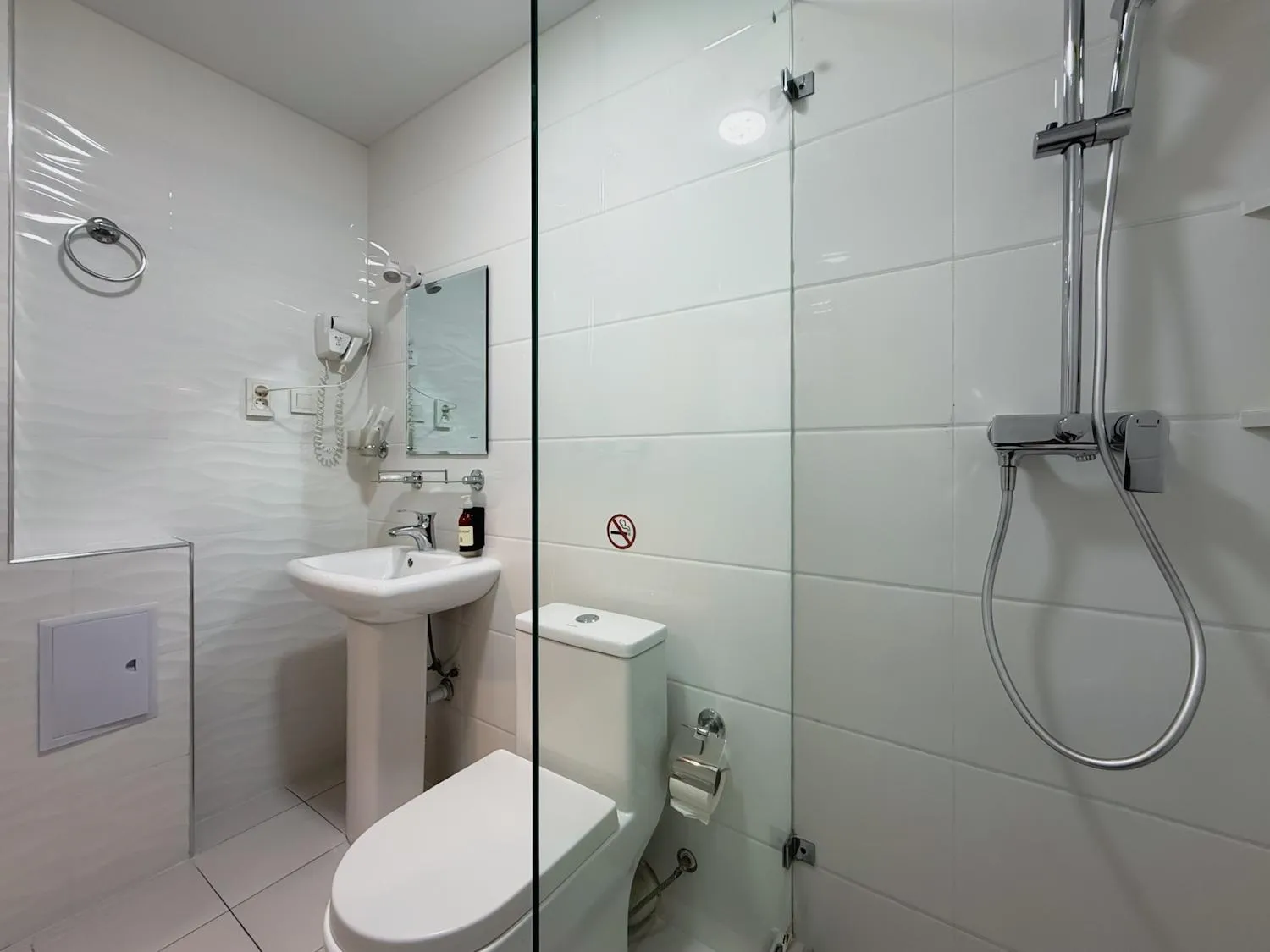 Shower in Musafir Hotel