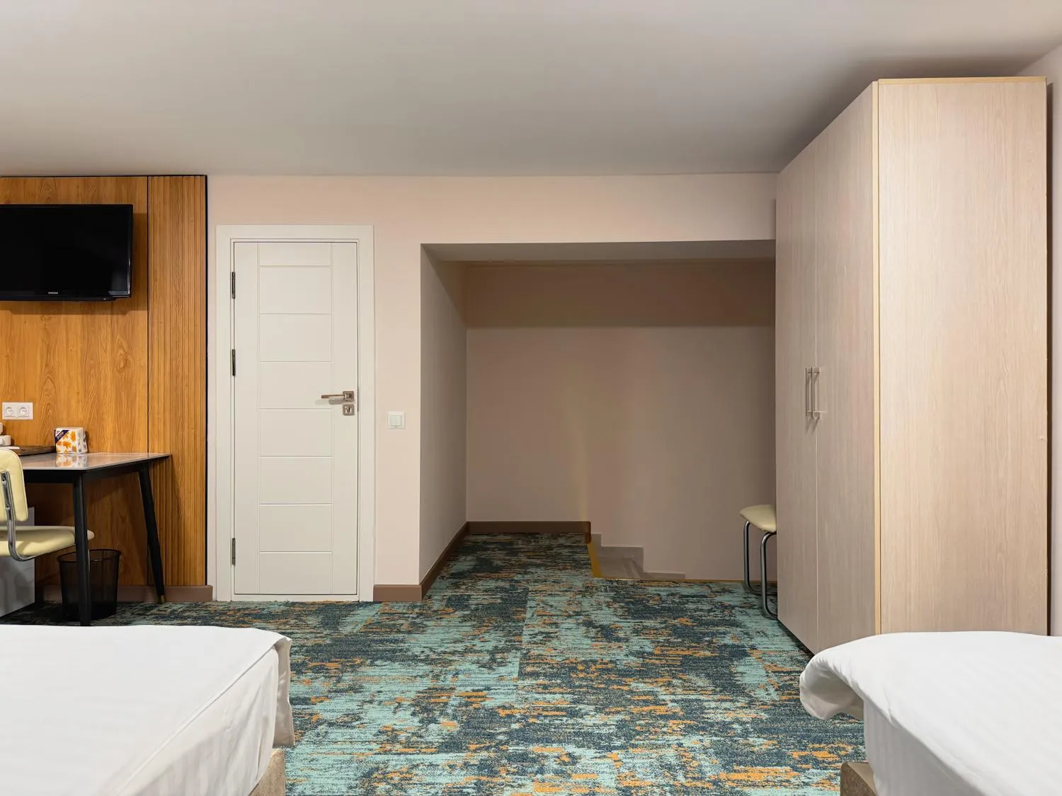 Communal lounge/ TV room, Bed in Musafir Hotel