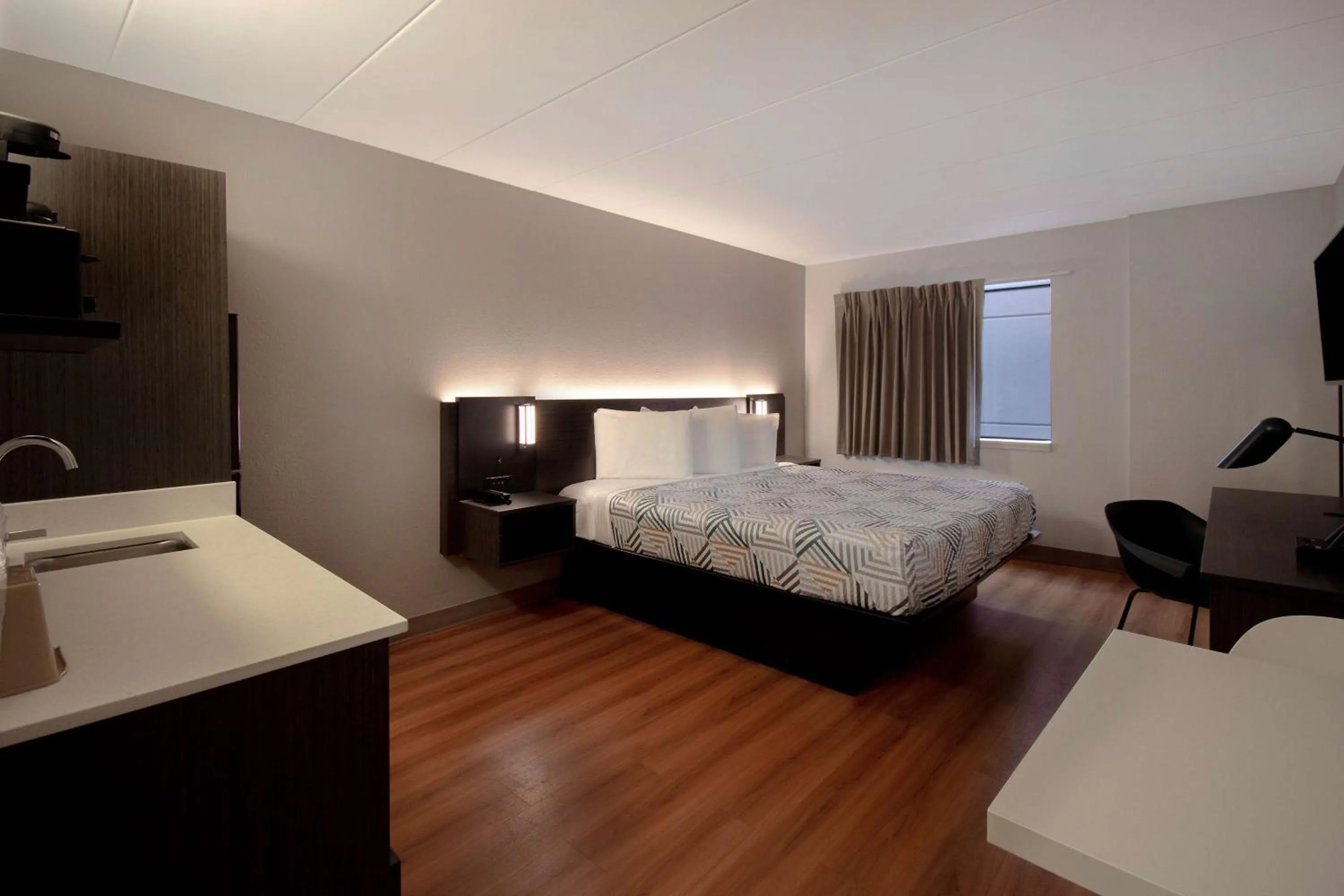 Photo of the whole room in Studio 6 Merrillville IN