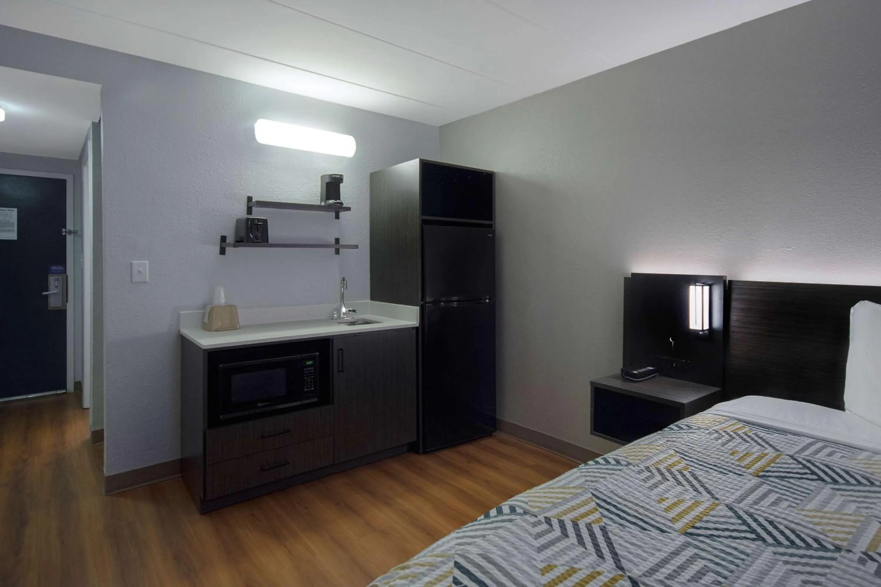 Photo of the whole room in Studio 6 Merrillville IN