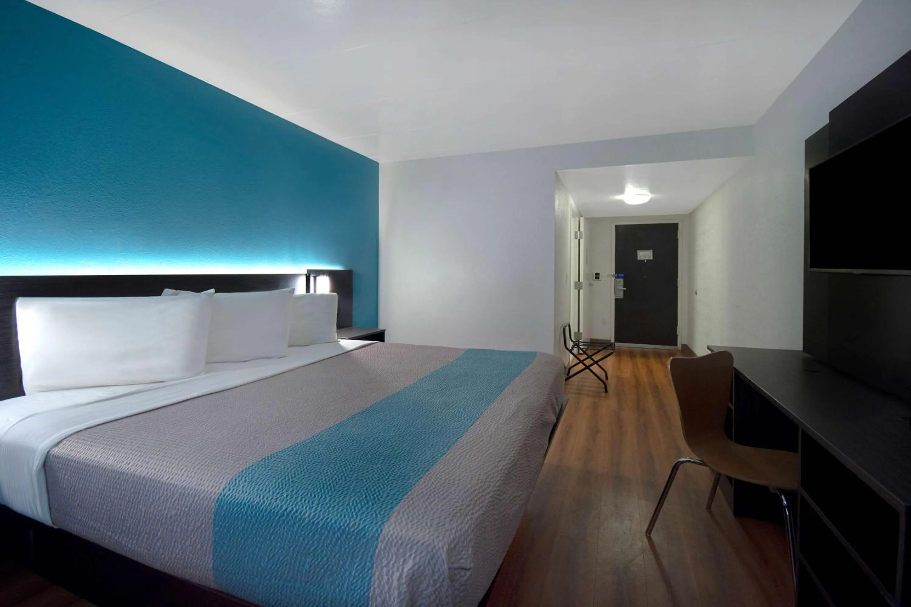 Photo of the whole room in Studio 6 Merrillville IN