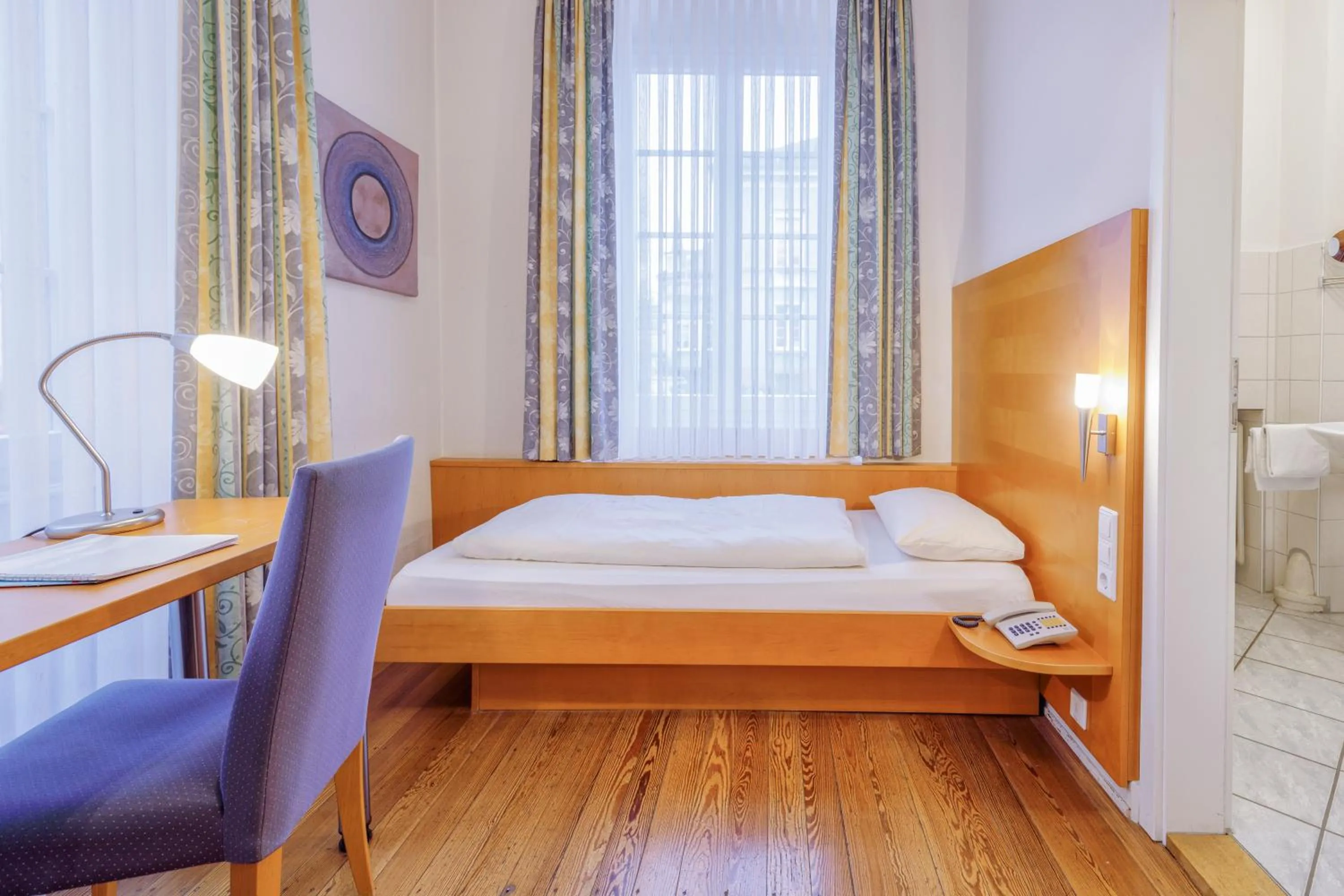 Photo of the whole room, Bed in Alleehaus