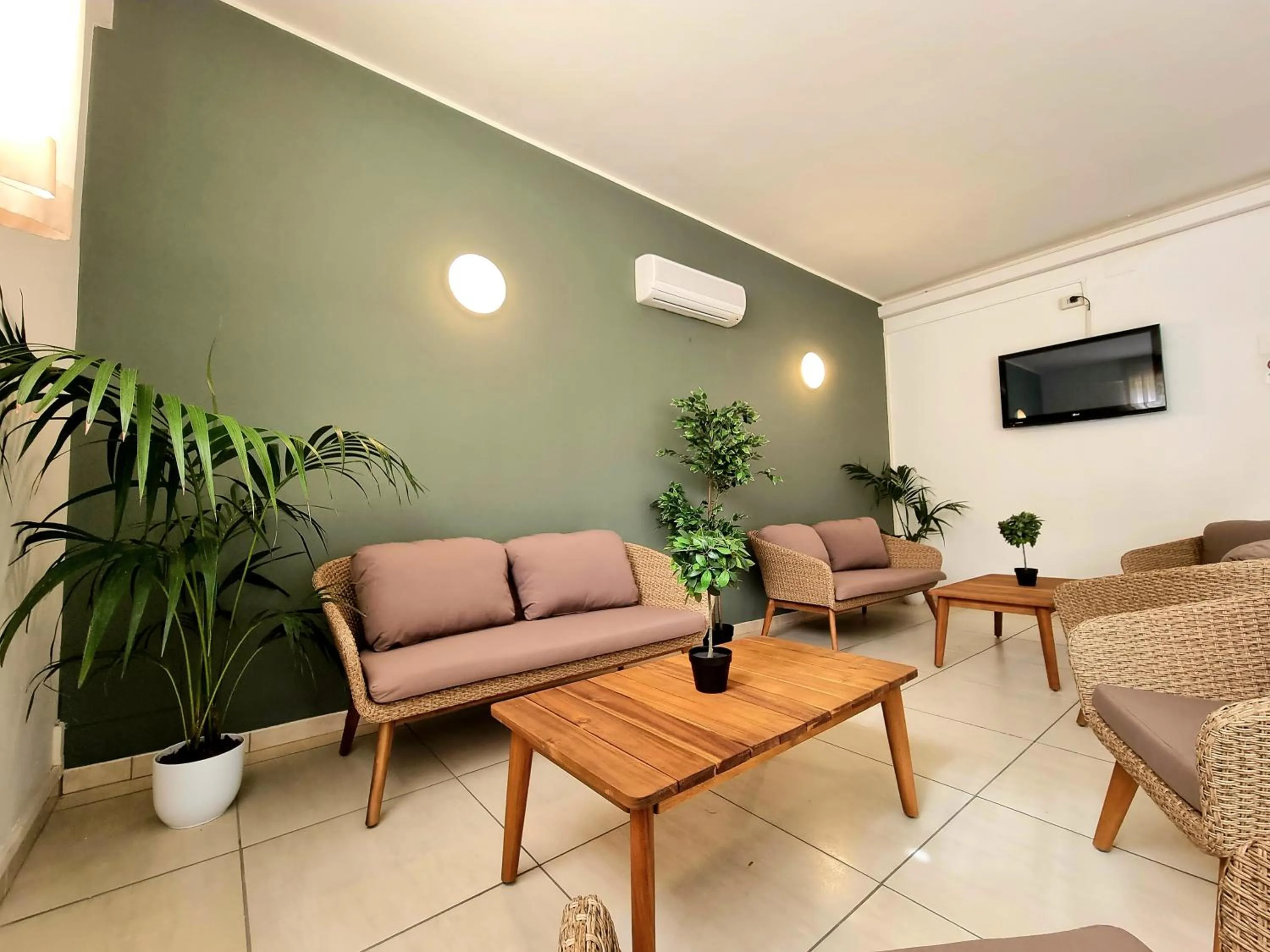 Nightclub / DJ in Hotel Elefantino Grey - Free Brunch & Breakfast Until 13-00 - Vicinissimi a Mirabilandia