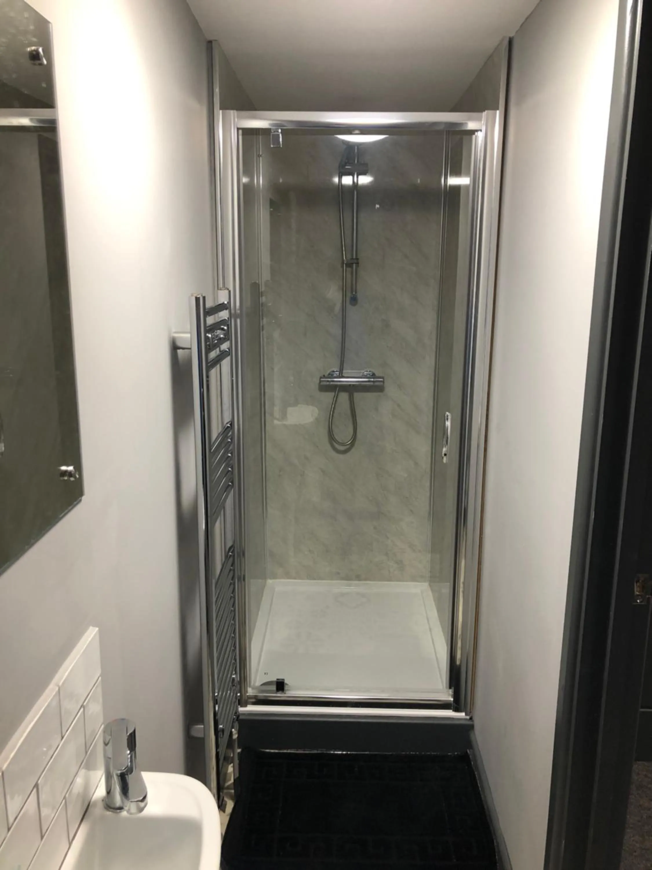 Shower in Gate Lodge - Private En-suite rooms, Kings Lynn, central location