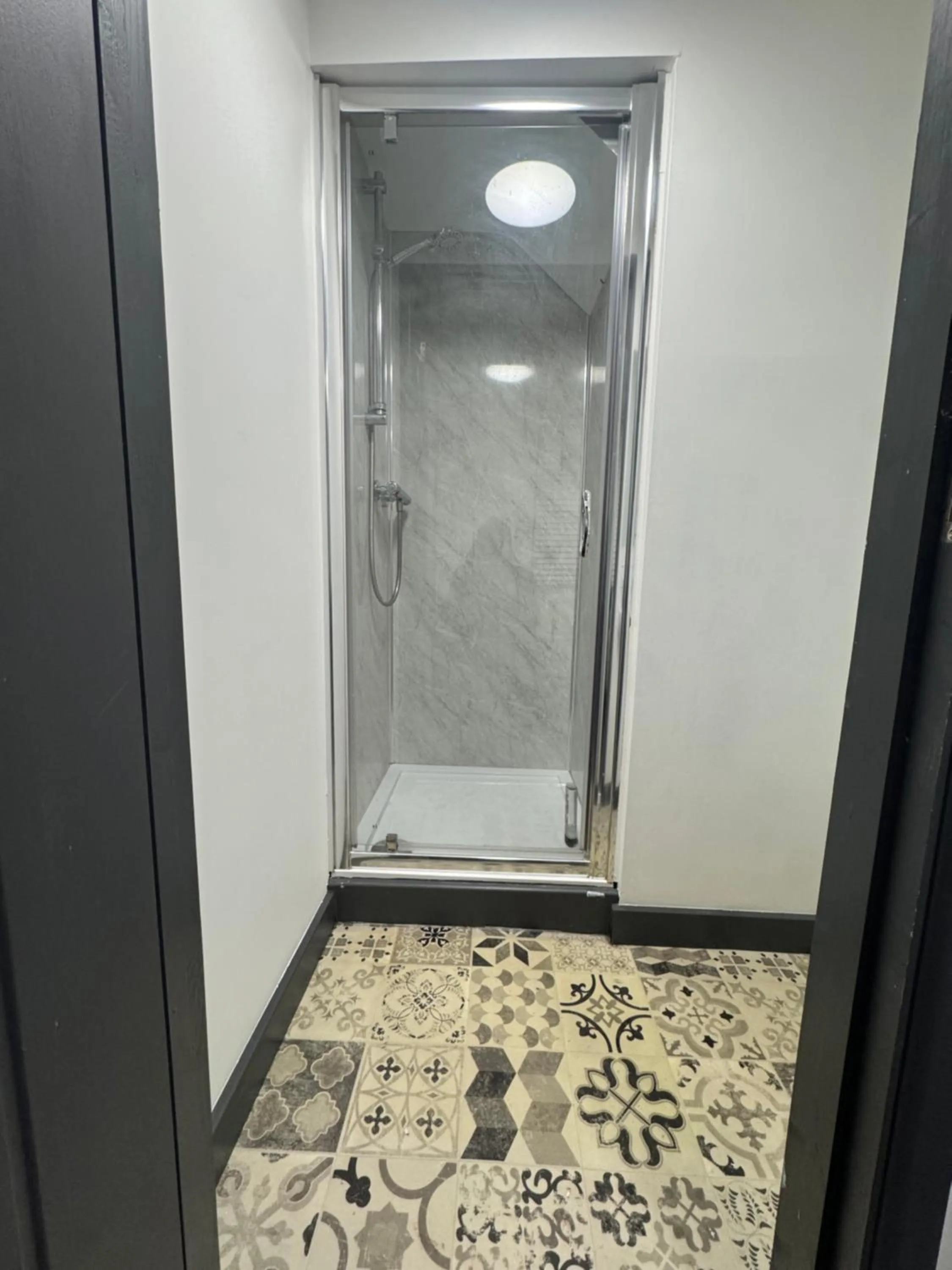 Shower in Gate Lodge - Private En-suite rooms, Kings Lynn, central location