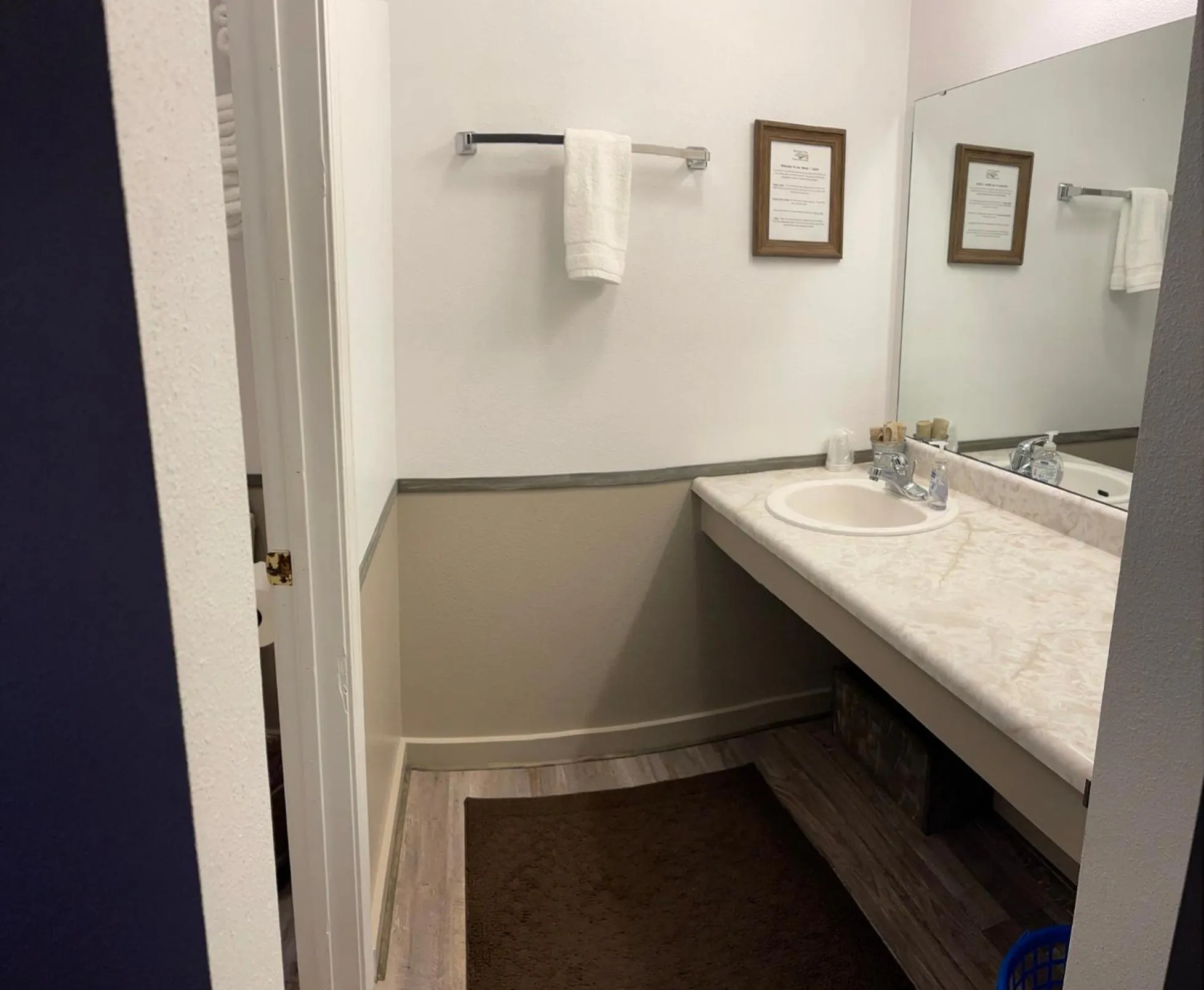 Bathroom in Mountain View Guest Motel