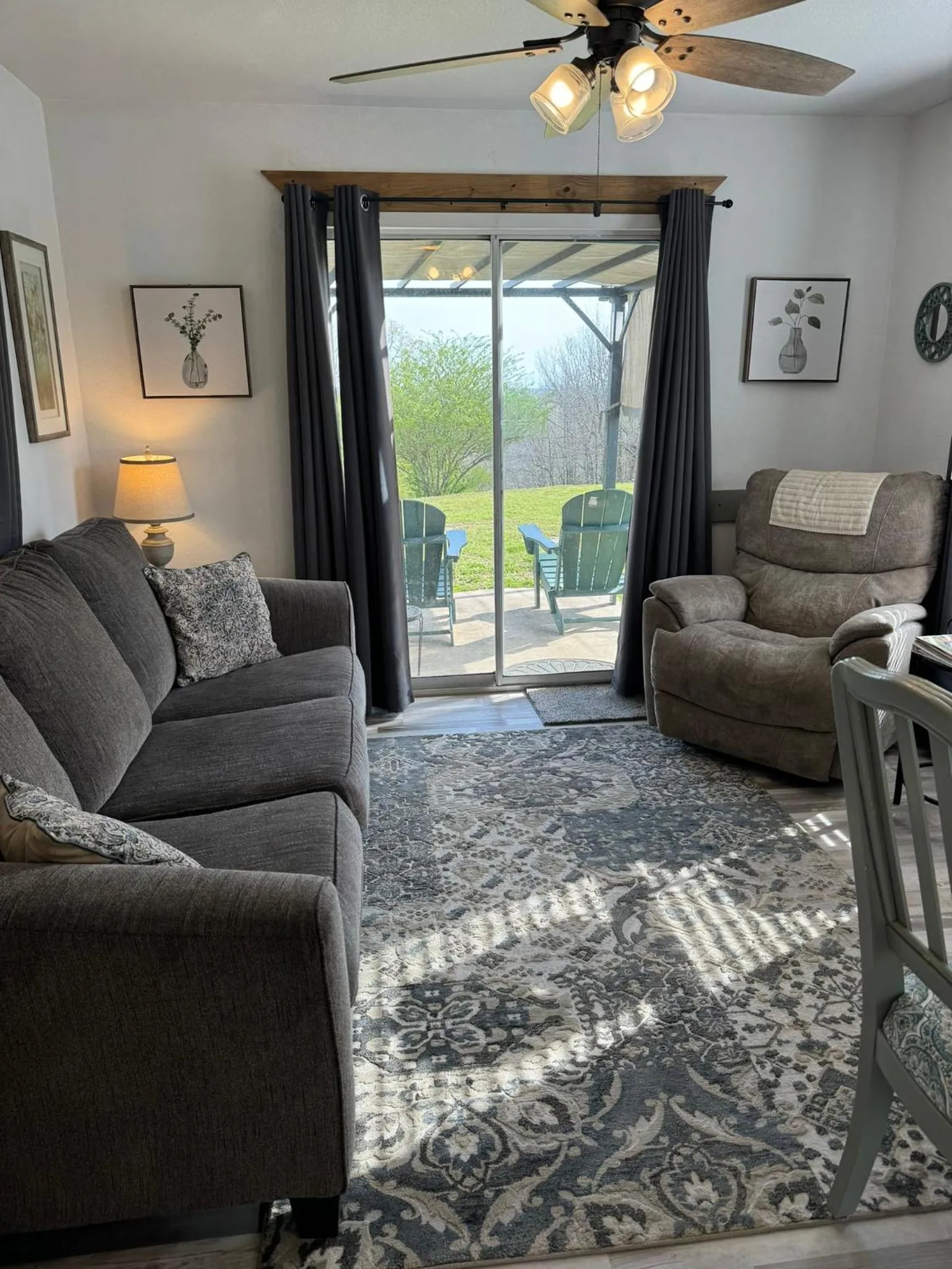 Living room in Mountain View Guest Motel