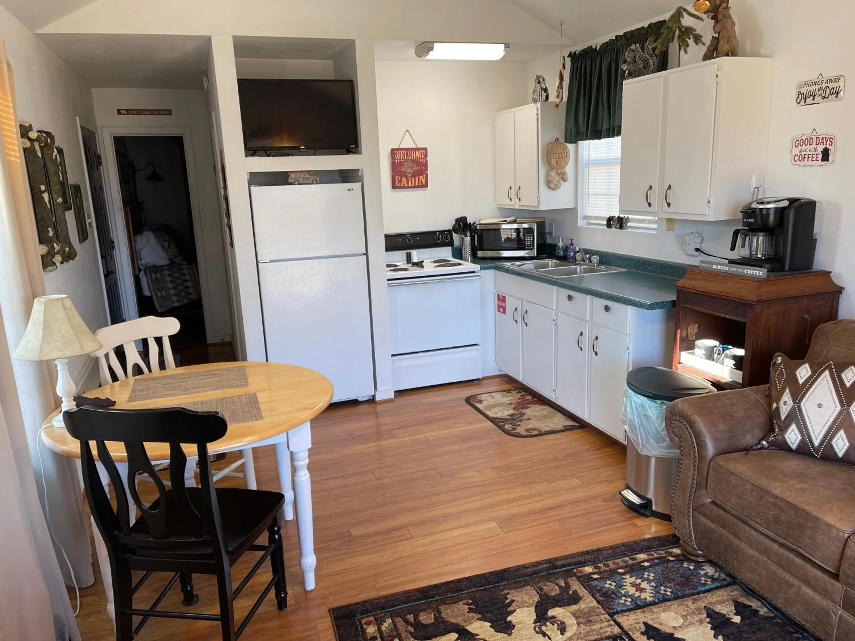 Kitchen or kitchenette in Mountain View Guest Motel