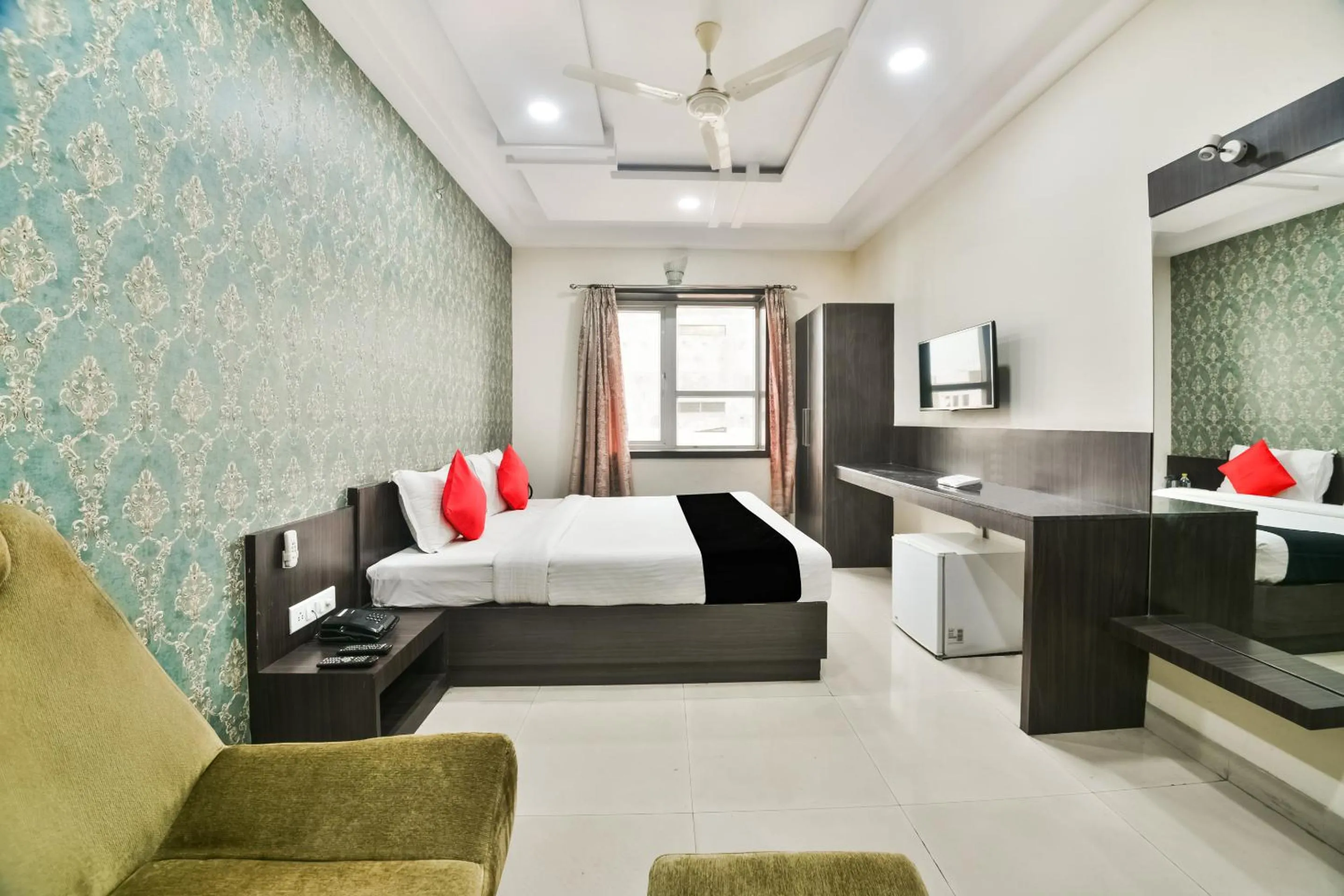 Photo of the whole room in Hotel Flowers Inn