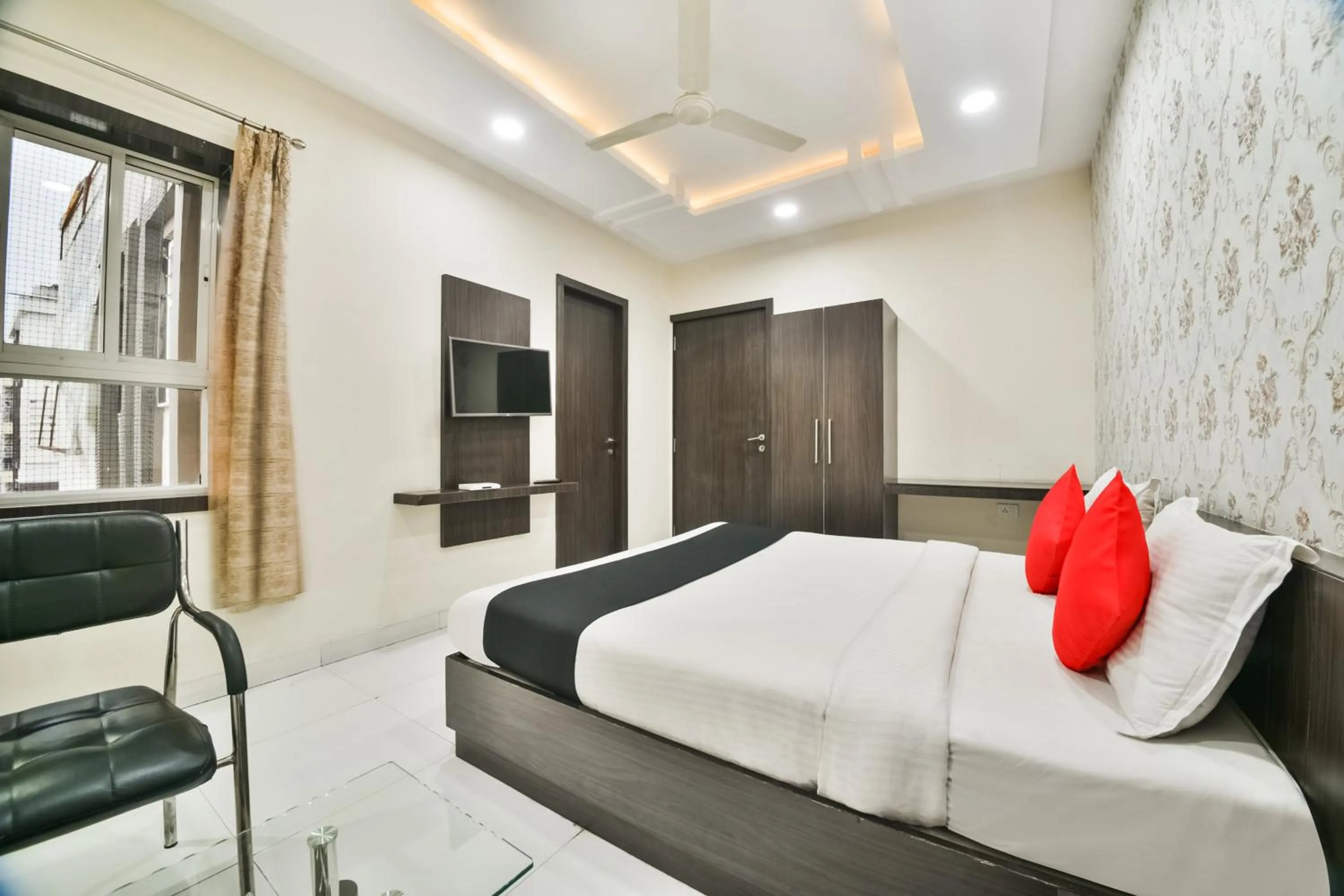 Bedroom in Hotel Flowers Inn