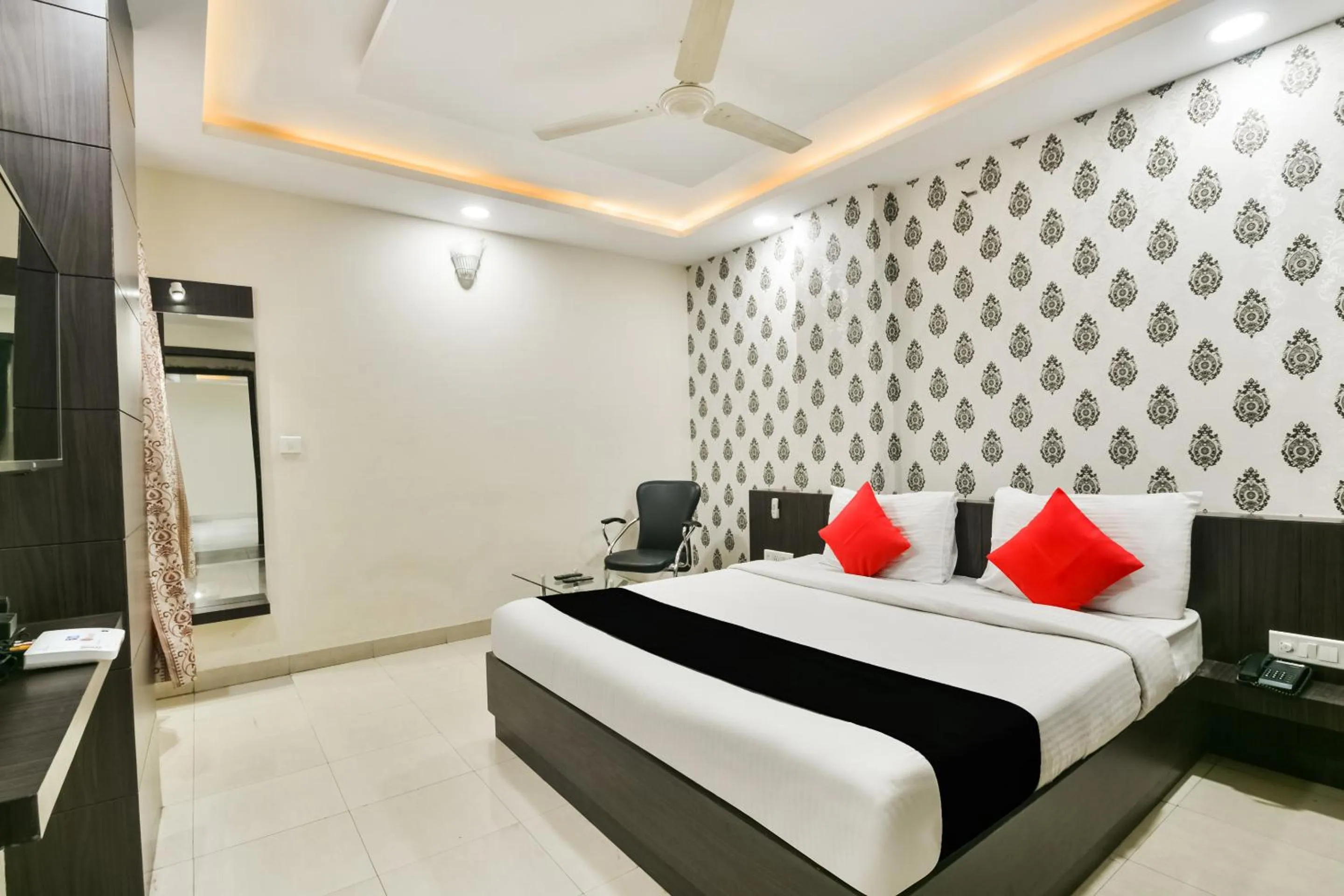 Photo of the whole room in Hotel Flowers Inn