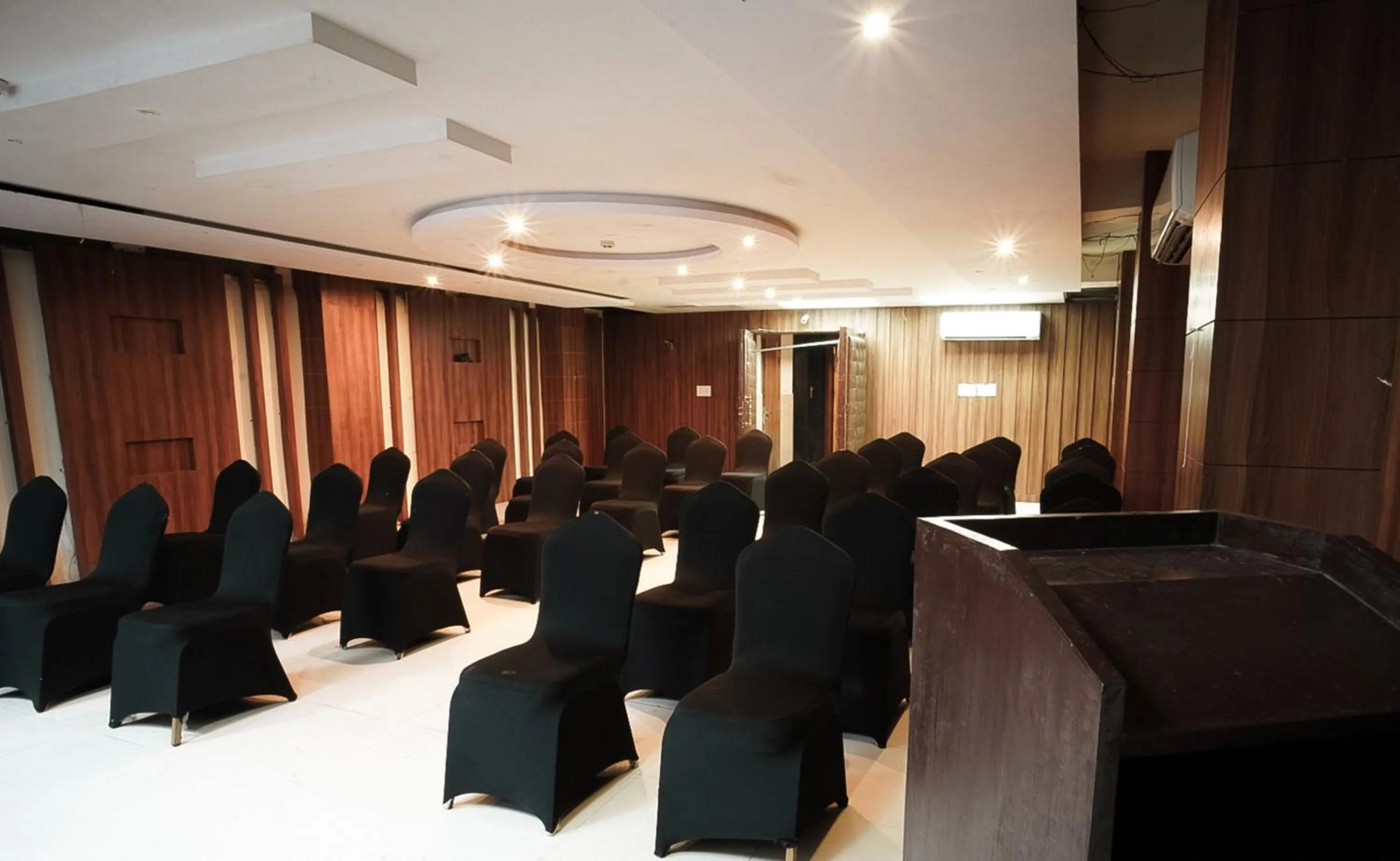 Meeting/conference room in Hotel Flowers Inn