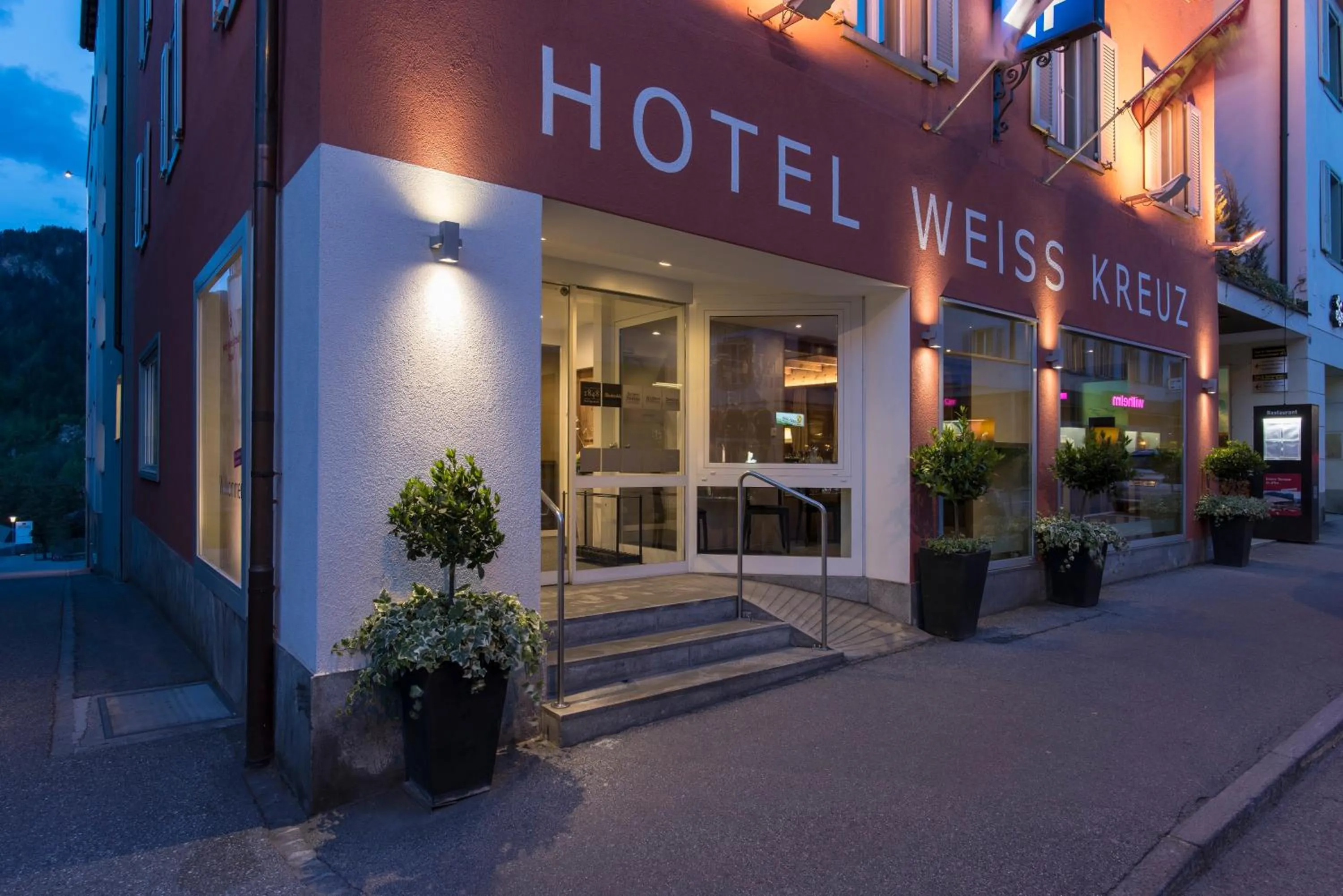 Facade/entrance in Hotel Weiss Kreuz