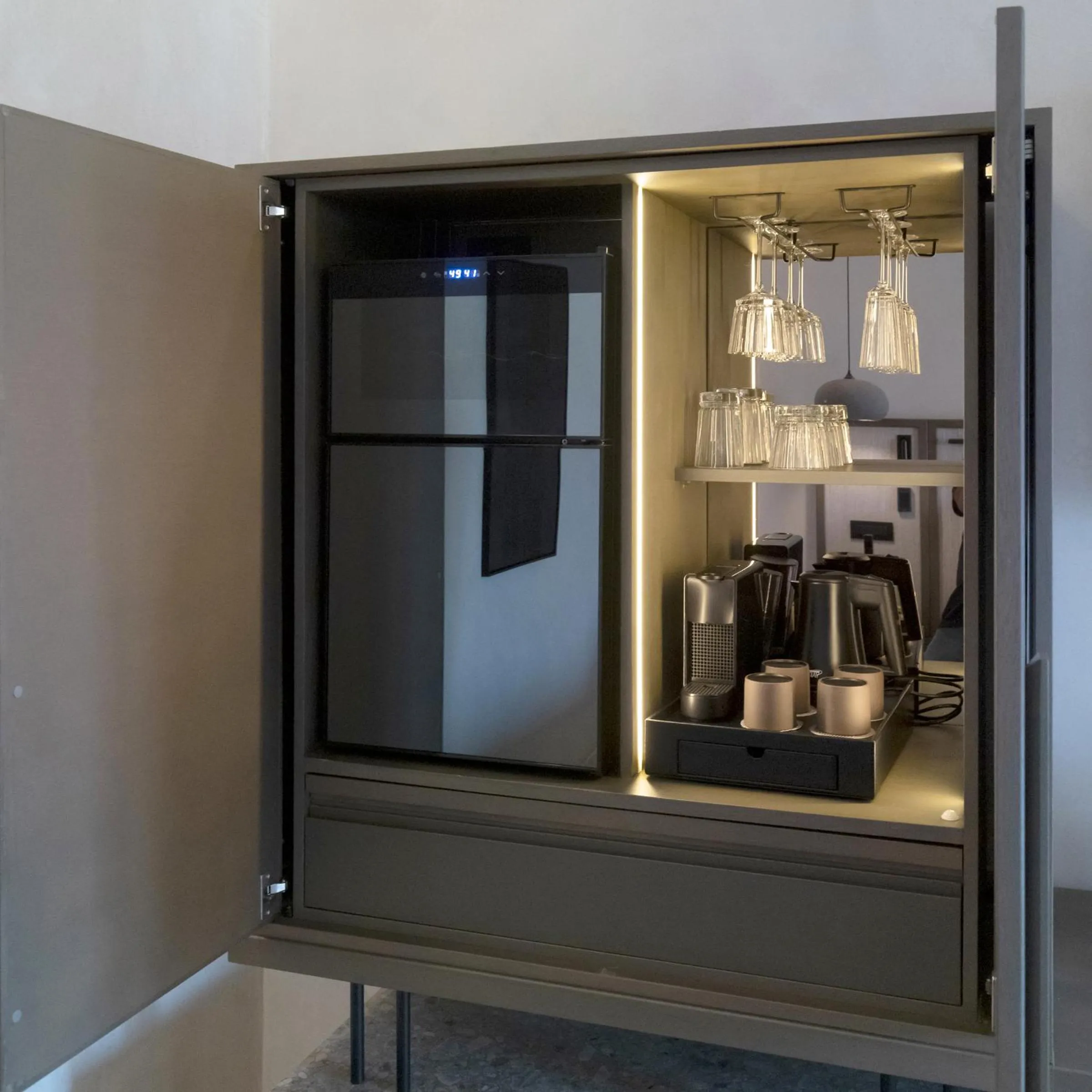 Coffee/tea facilities in Aeonic Suites and Spa