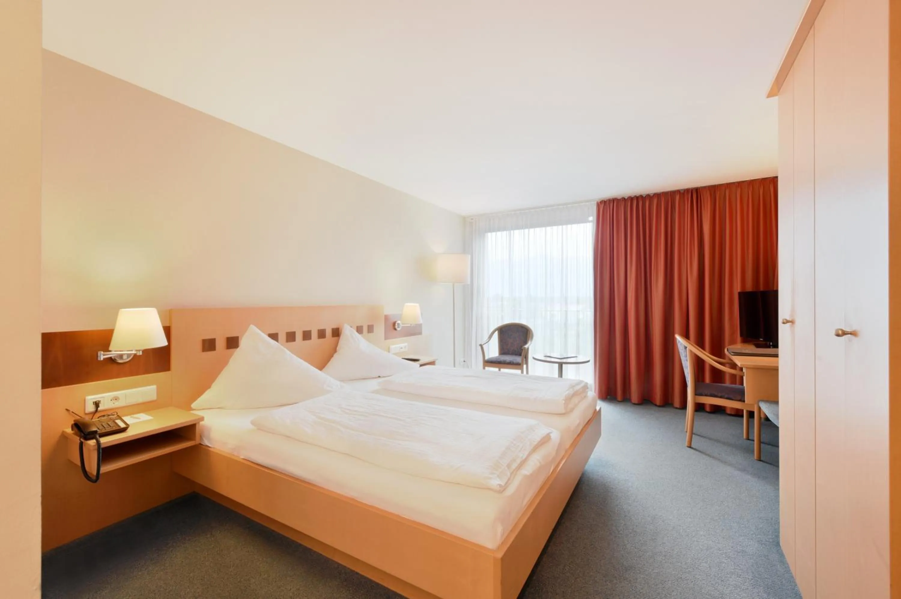 Photo of the whole room, Bed in Hotel Weisses Kreuz