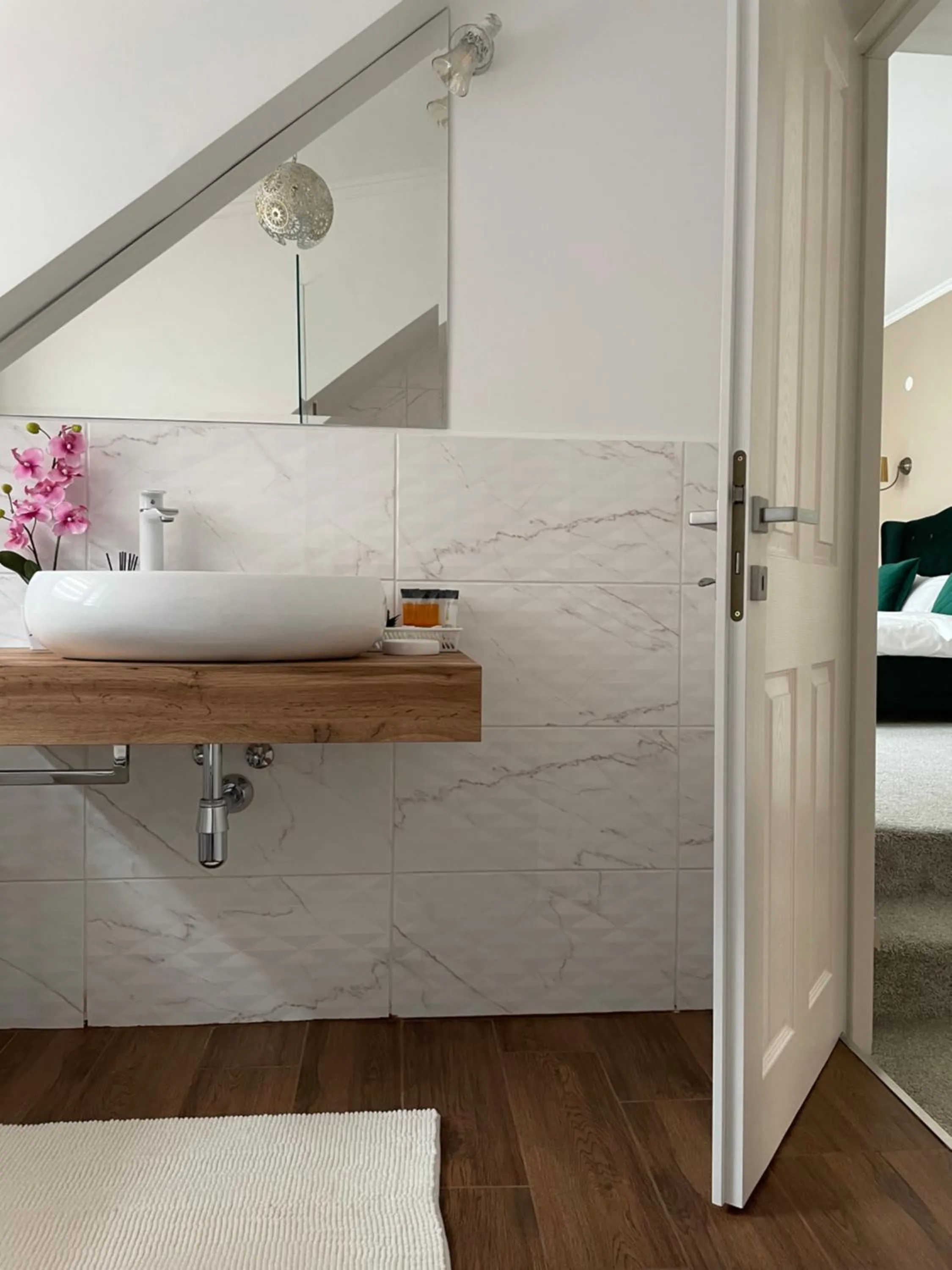 Shower, Bed in Dallure House Boutique Brasov