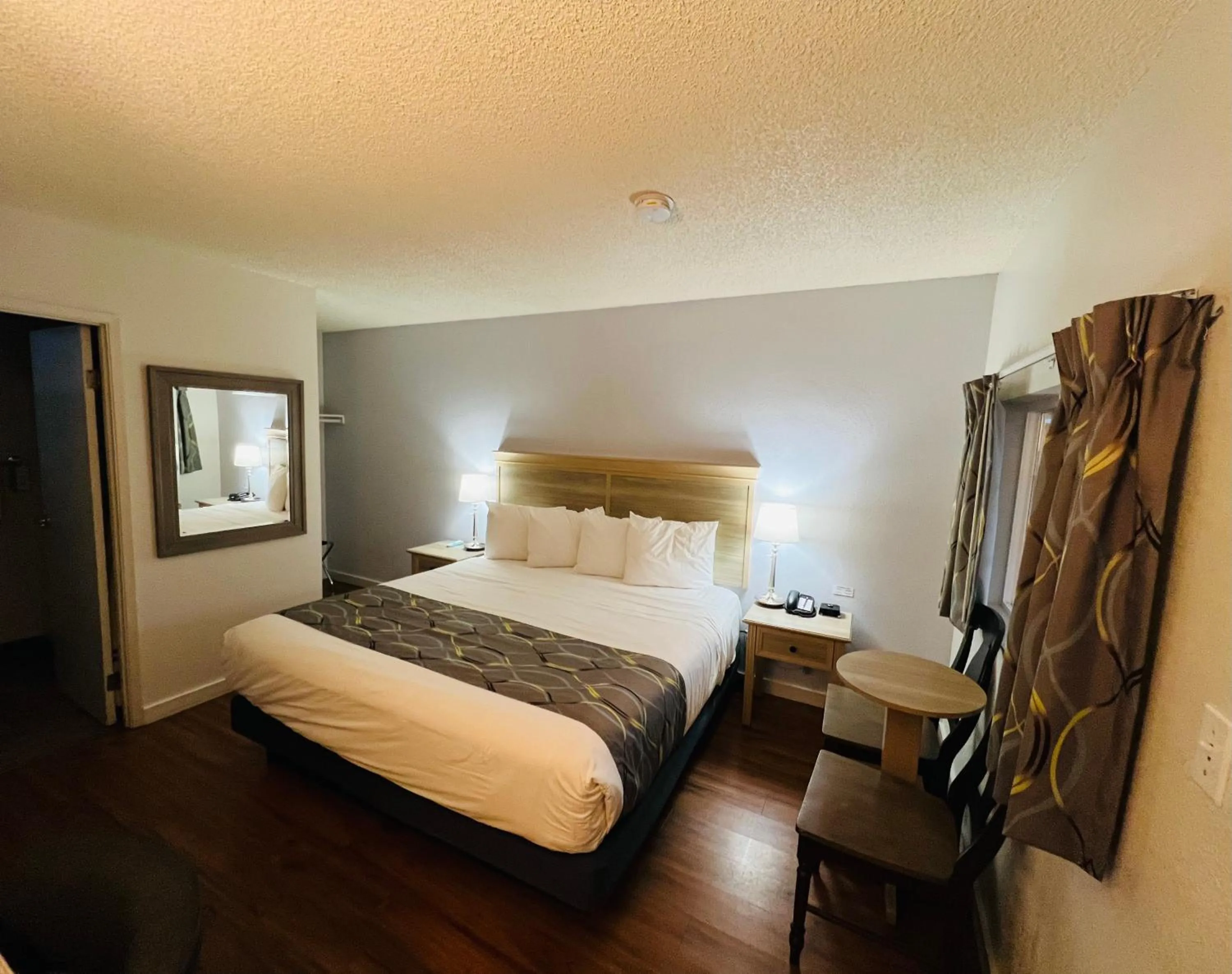 Property building, Bed in Cold Creek Inn