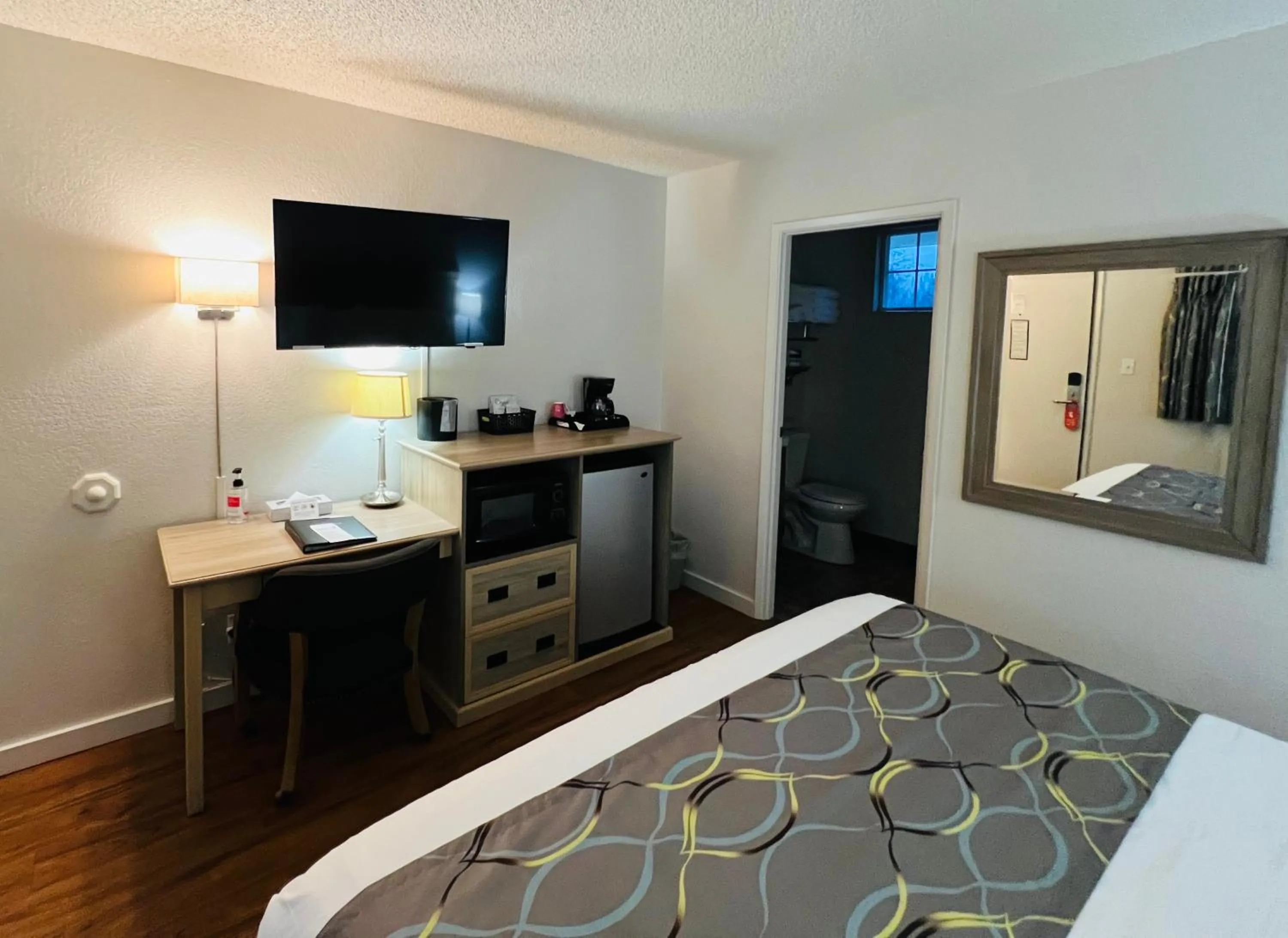 Coffee/tea facilities, Bed in Cold Creek Inn