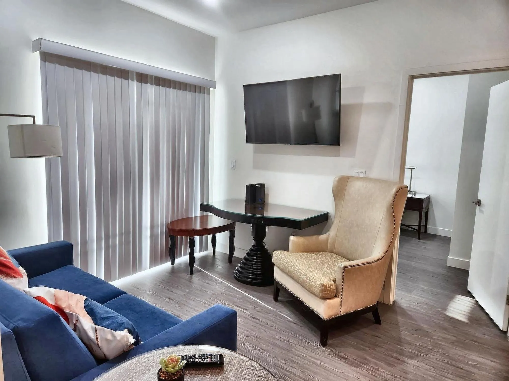 Living room in StaysPro - Central Los Angeles Hollywood Homes