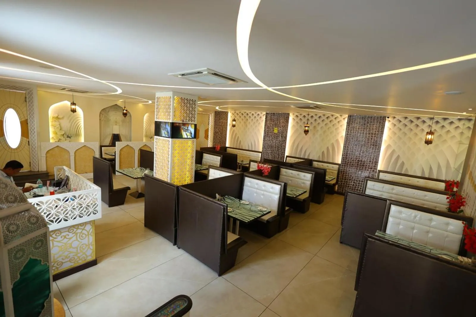 Restaurant/places to eat in Hotel Darbar-E-Khas