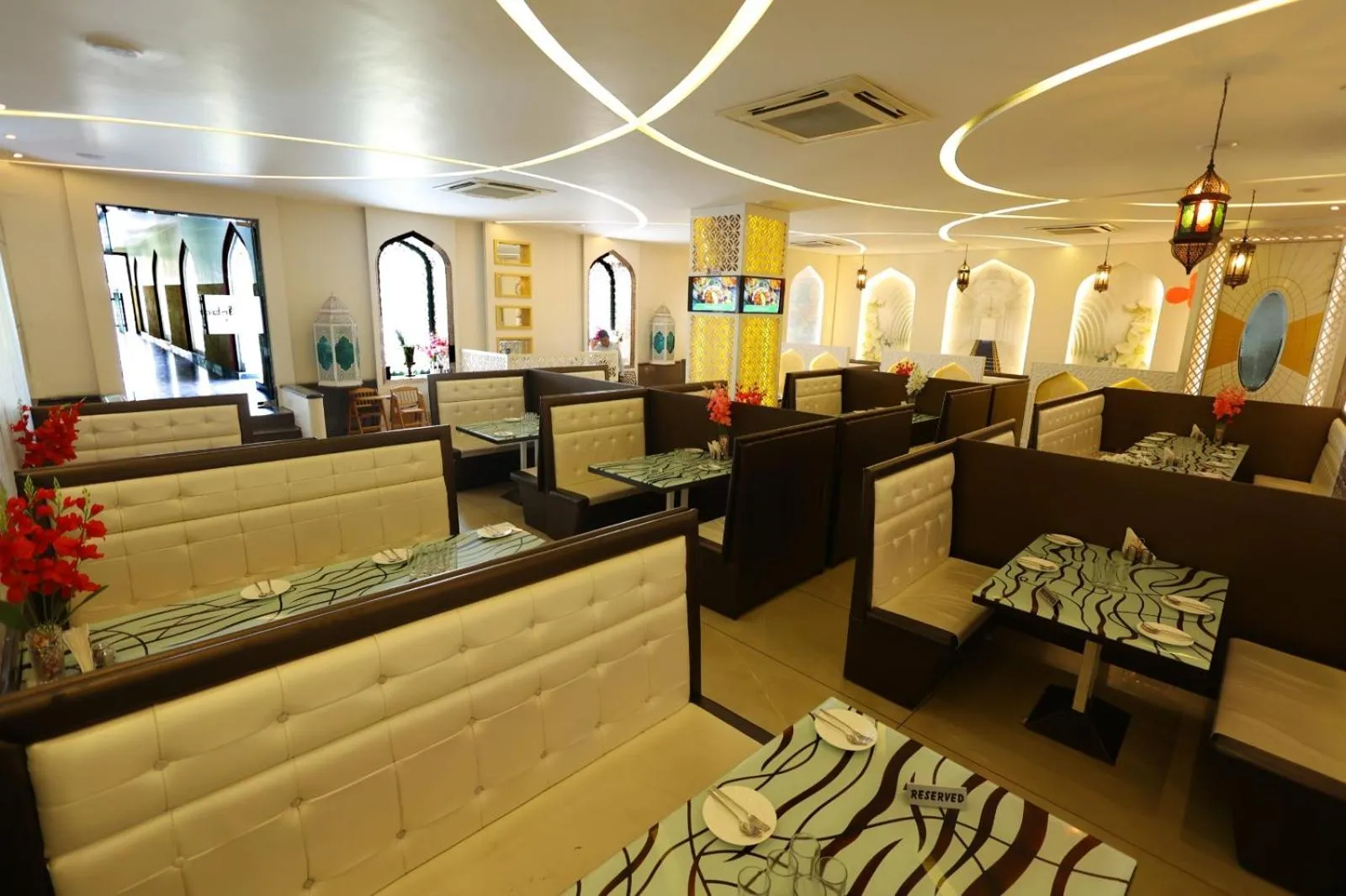 Restaurant/places to eat in Hotel Darbar-E-Khas