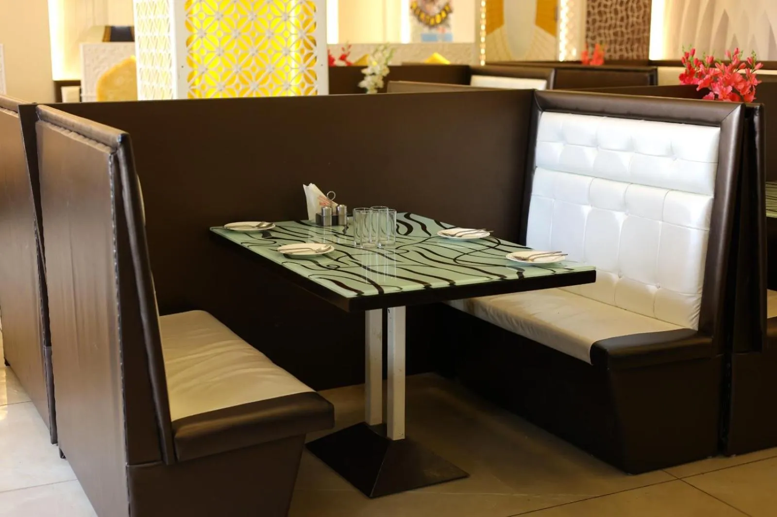 Restaurant/places to eat in Hotel Darbar-E-Khas