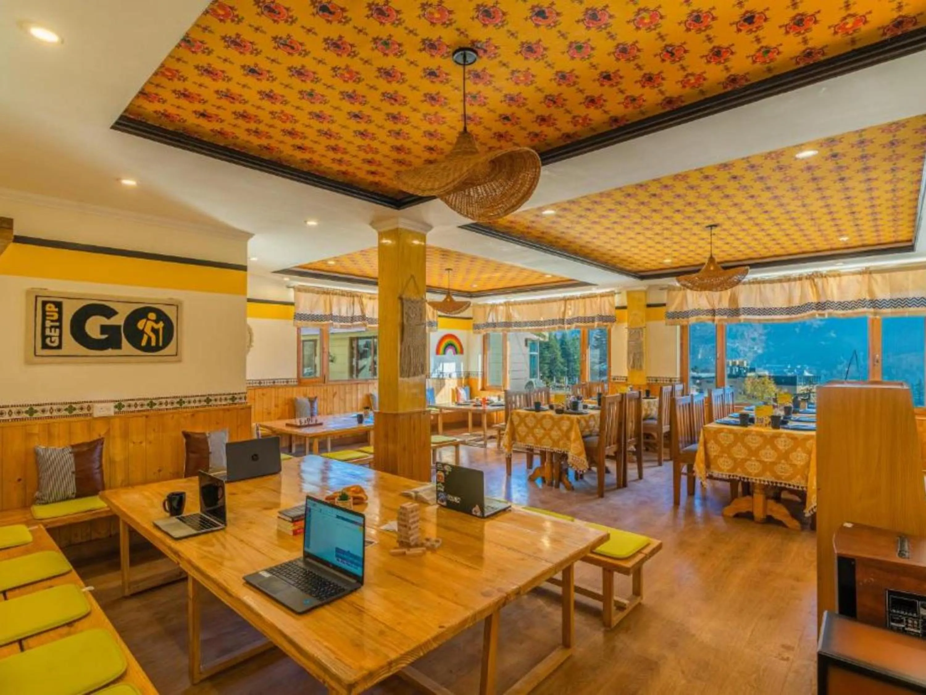 Restaurant/places to eat in The Hosteller Manali, Old Manali