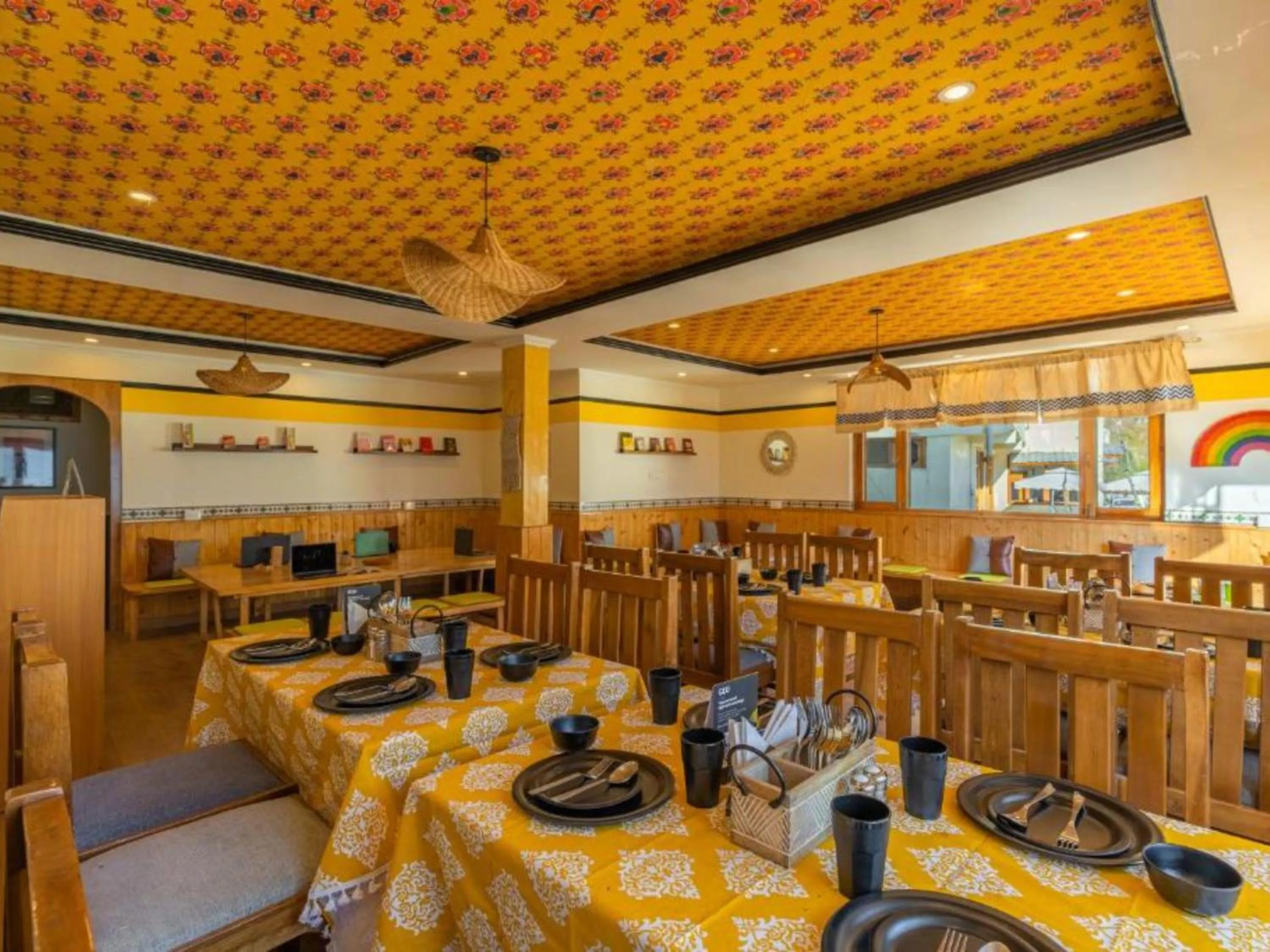 Restaurant/places to eat in The Hosteller Manali, Old Manali