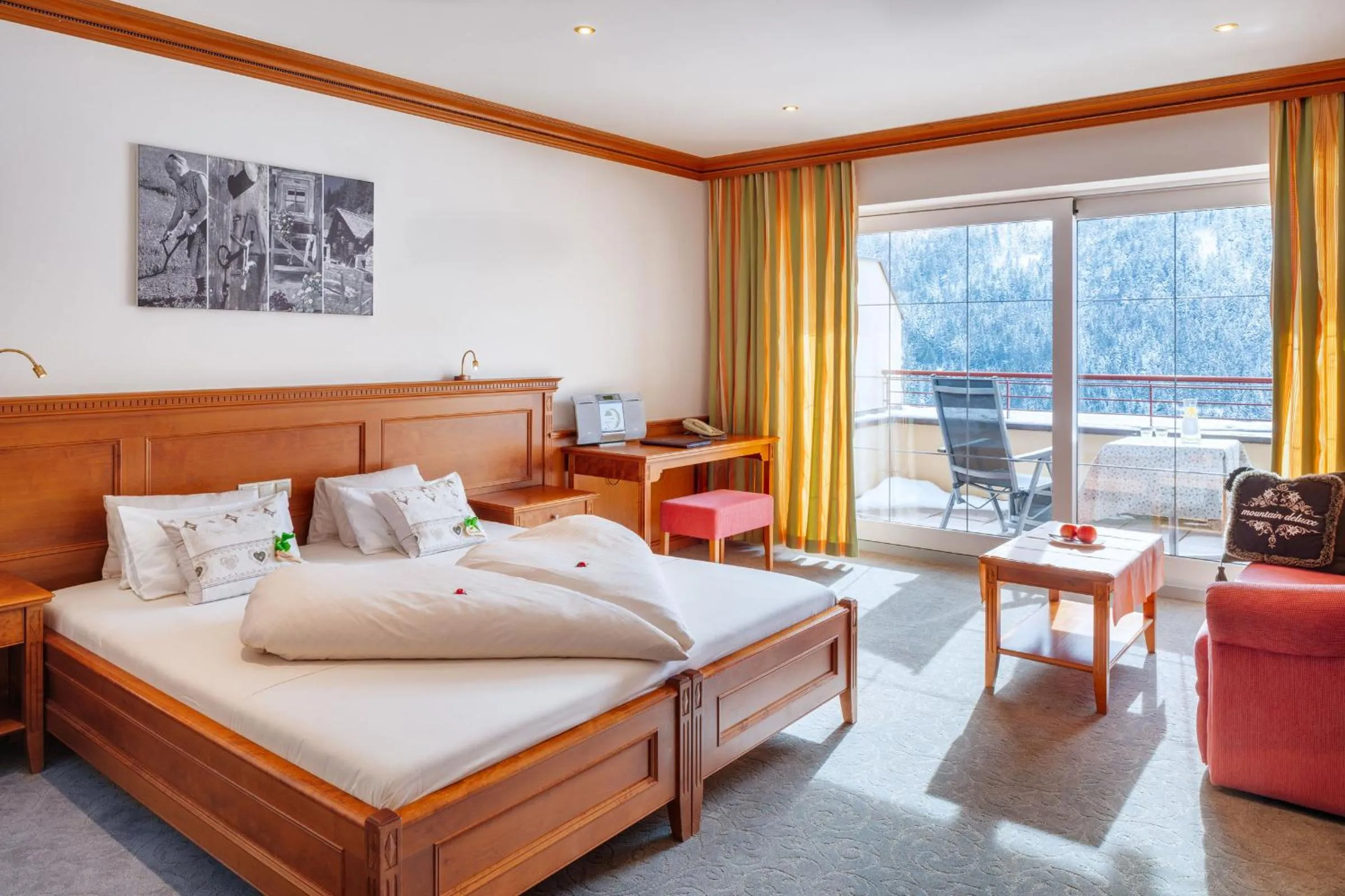 Photo of the whole room, Bed in Berg-Spa & Hotel Zamangspitze