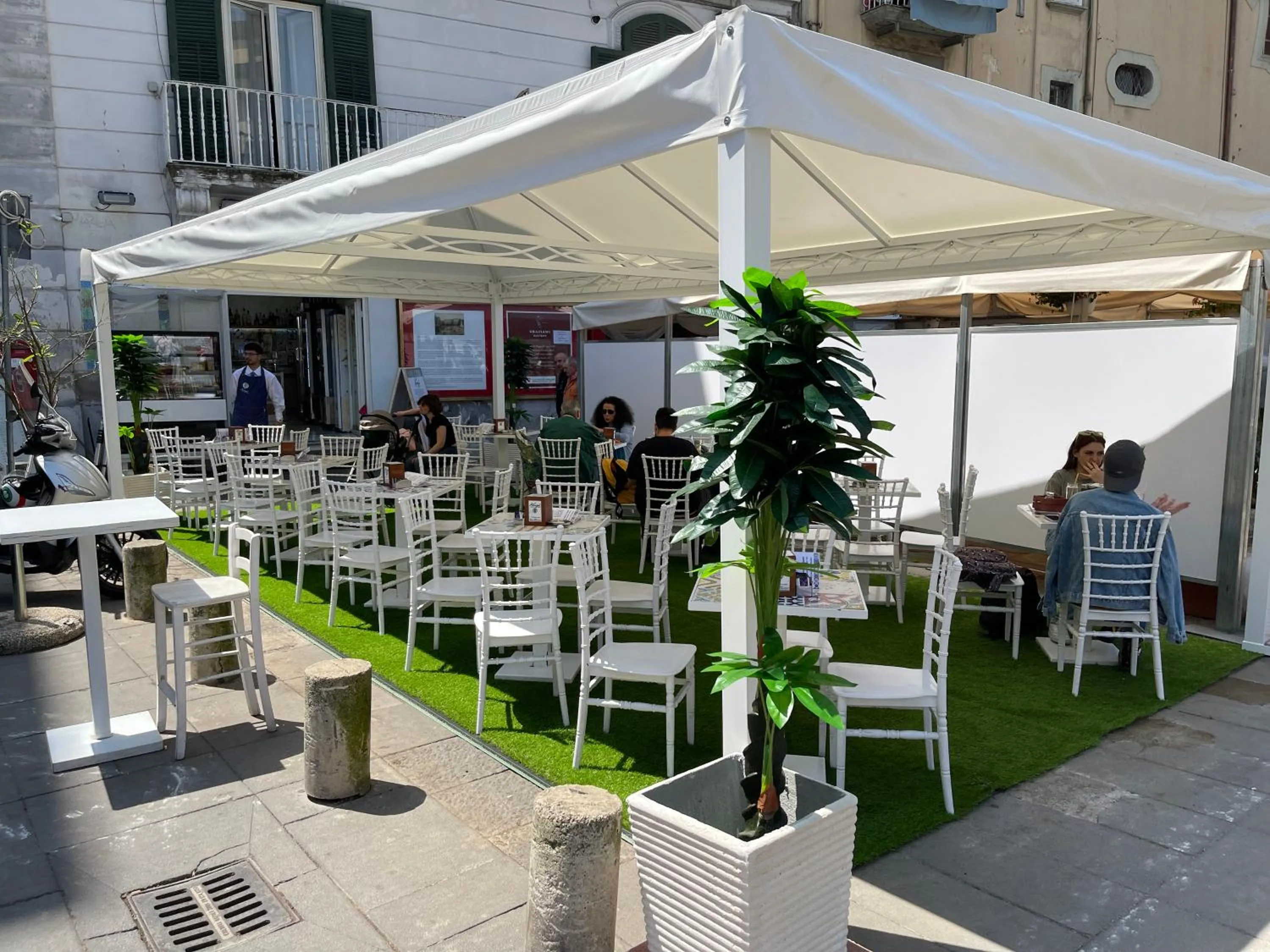 Restaurant/places to eat in Vanzi Rooms