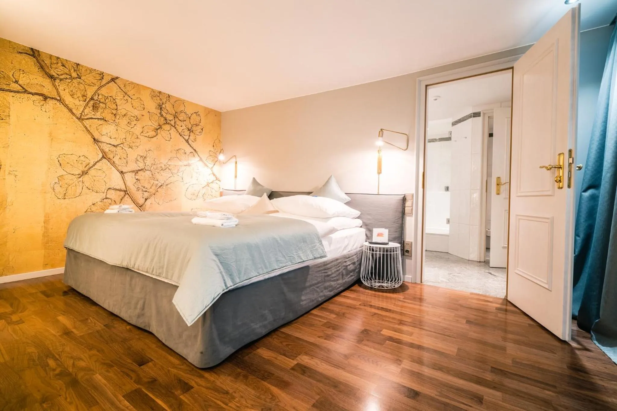 Photo of the whole room, Bed in Deidesheimer Hof