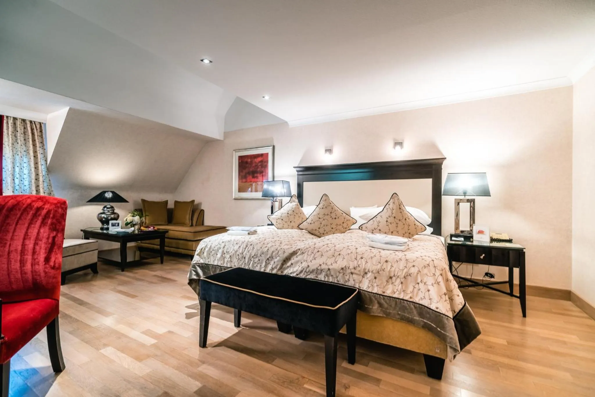 Photo of the whole room, Bed in Deidesheimer Hof