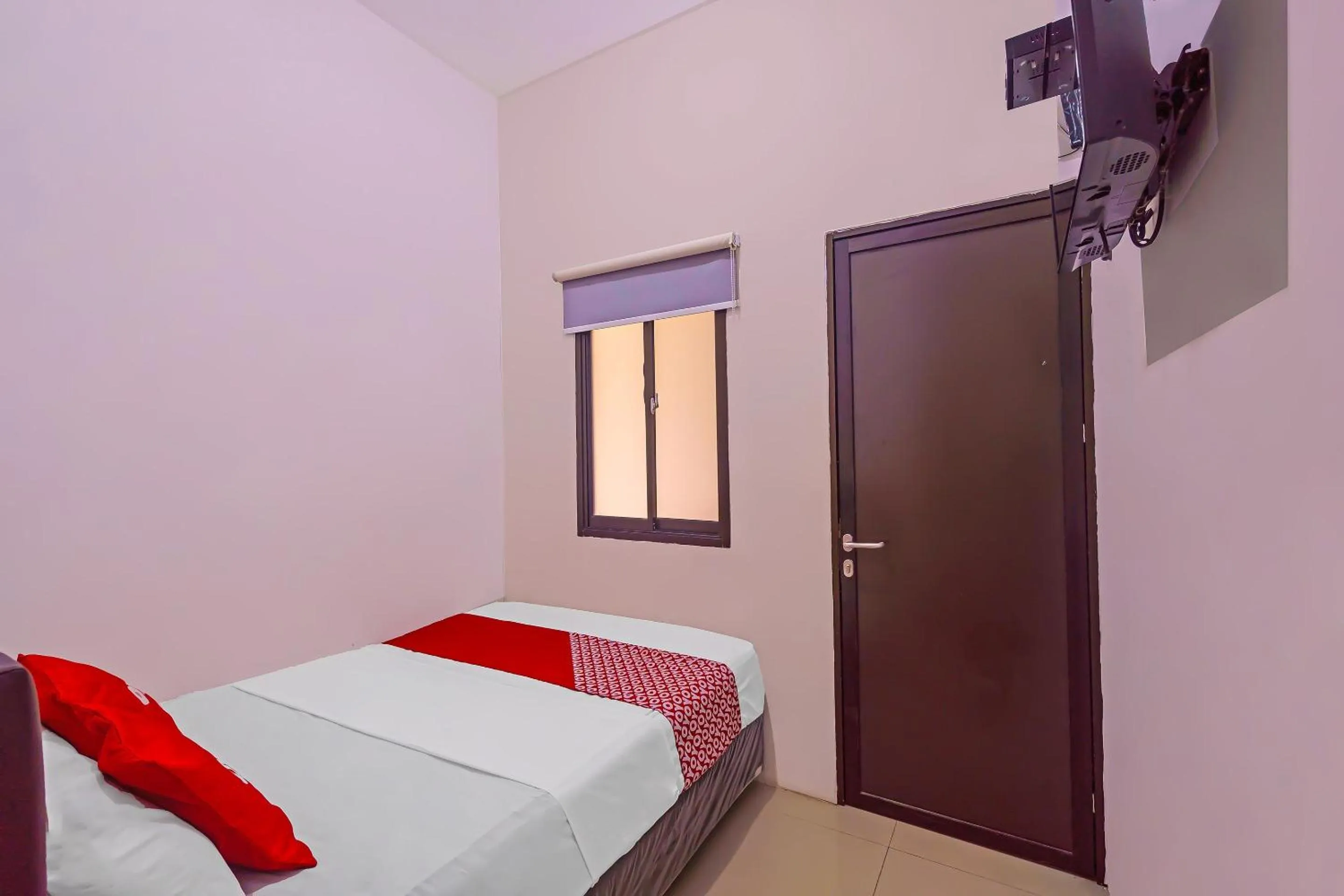 Bedroom, TV/Entertainment Center in OYO 92664 Cemara Koja Residence Syariah