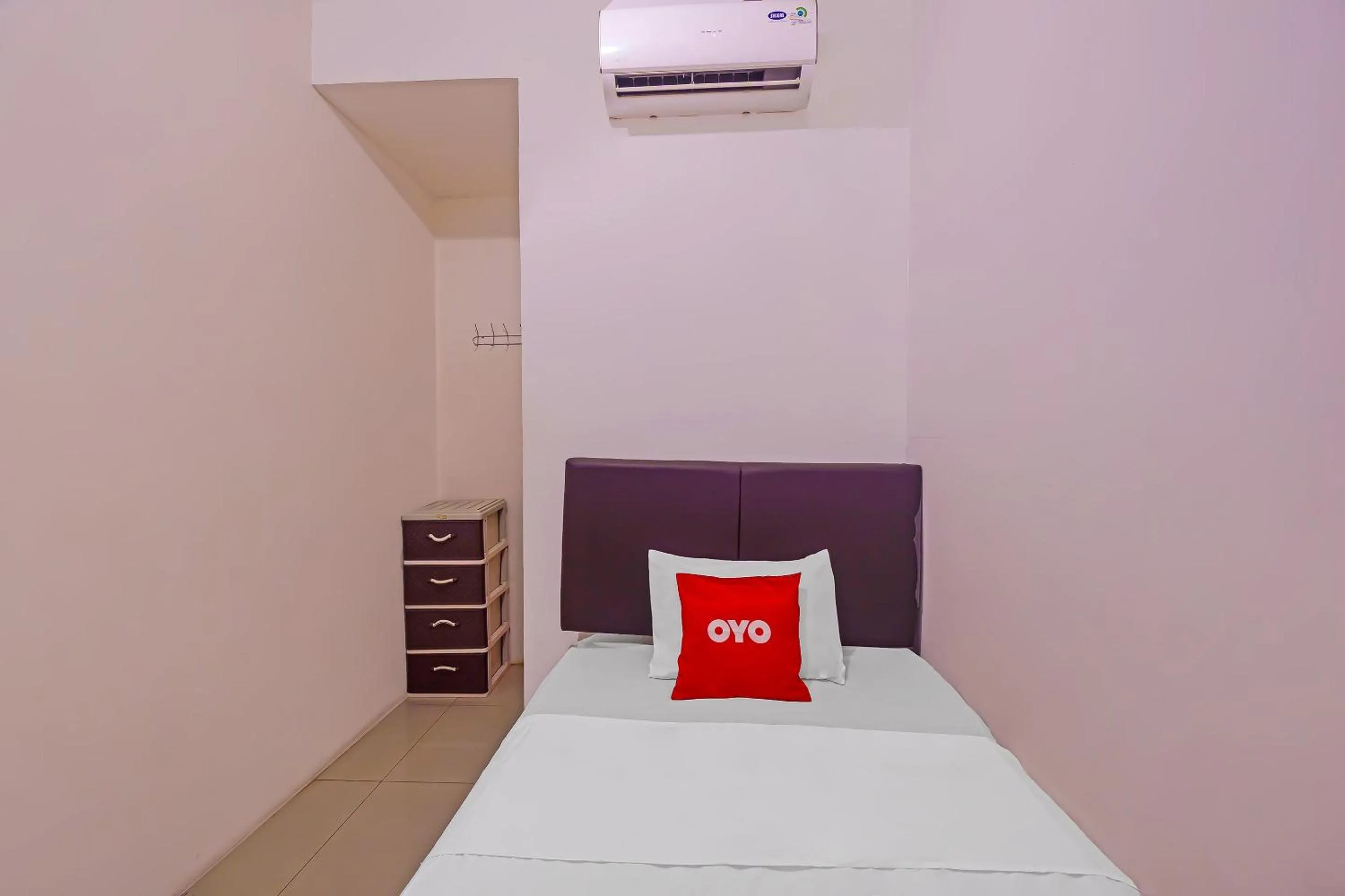 Bedroom, TV/Entertainment Center in OYO 92664 Cemara Koja Residence Syariah