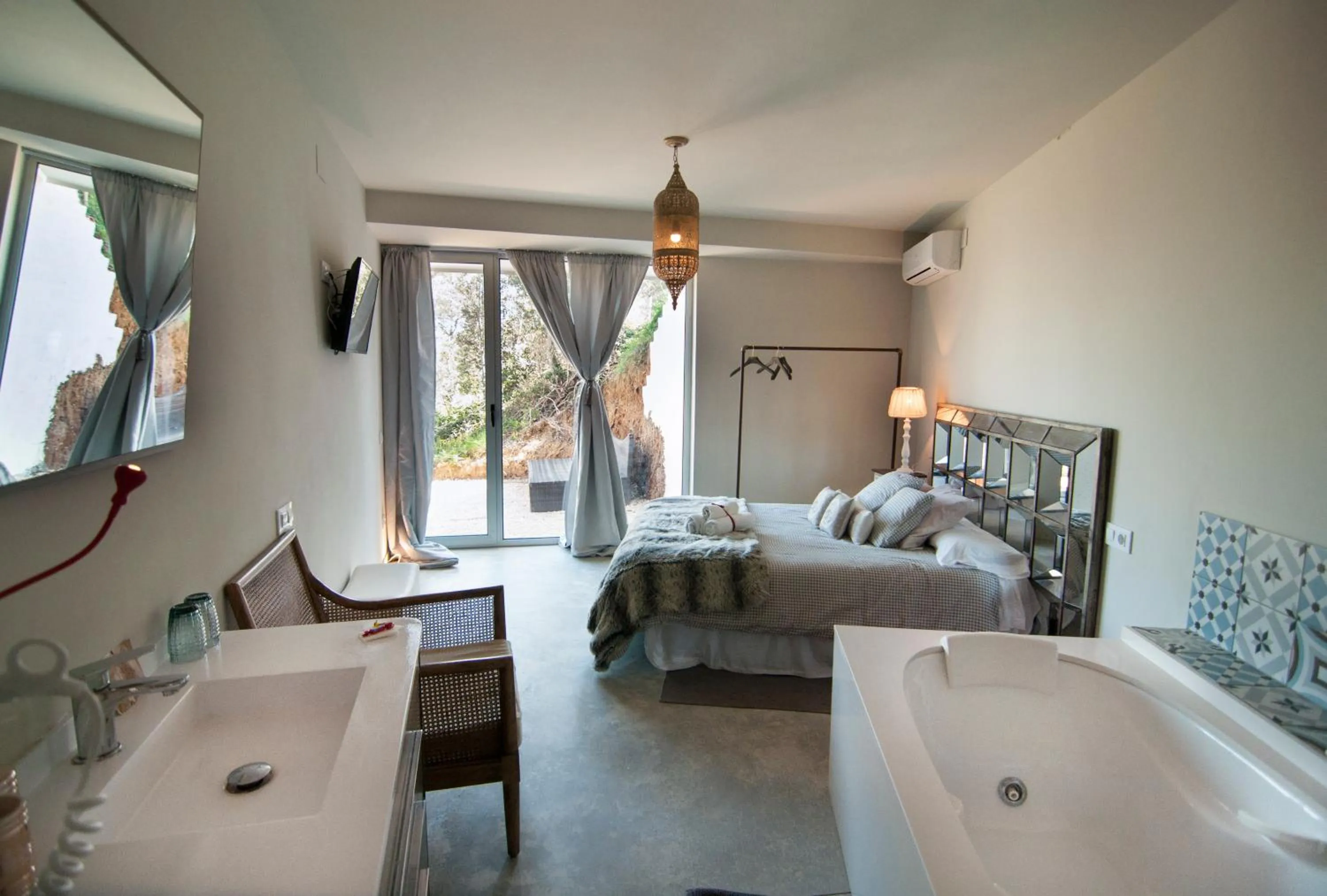 Photo of the whole room, Bed in Les Suites