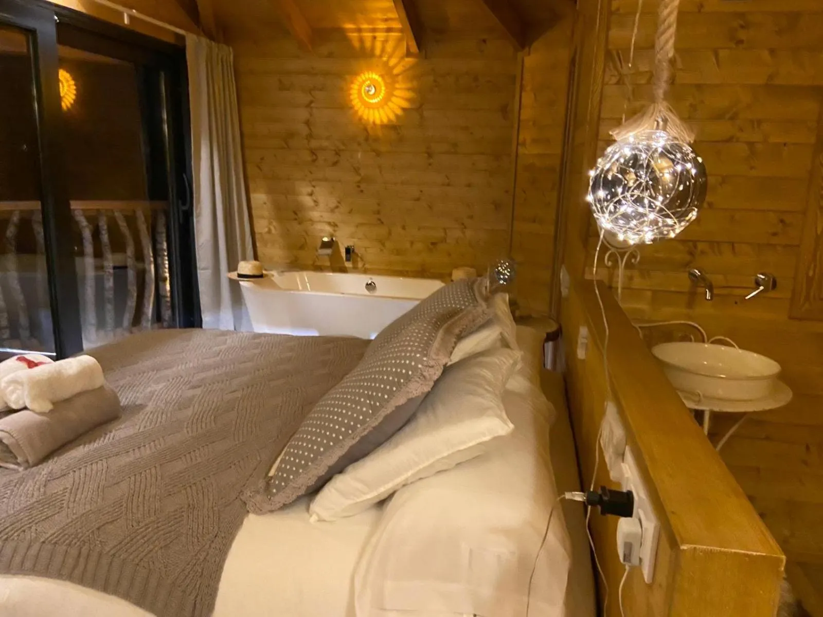 Toilet, Bed in Les Suites